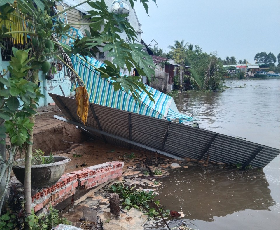 Vĩnh Long c&ocirc;ng bố t&igrave;nh huống khẩn cấp sạt lở bờ s&ocirc;ng Măng Th&iacute;t- Ảnh 1.