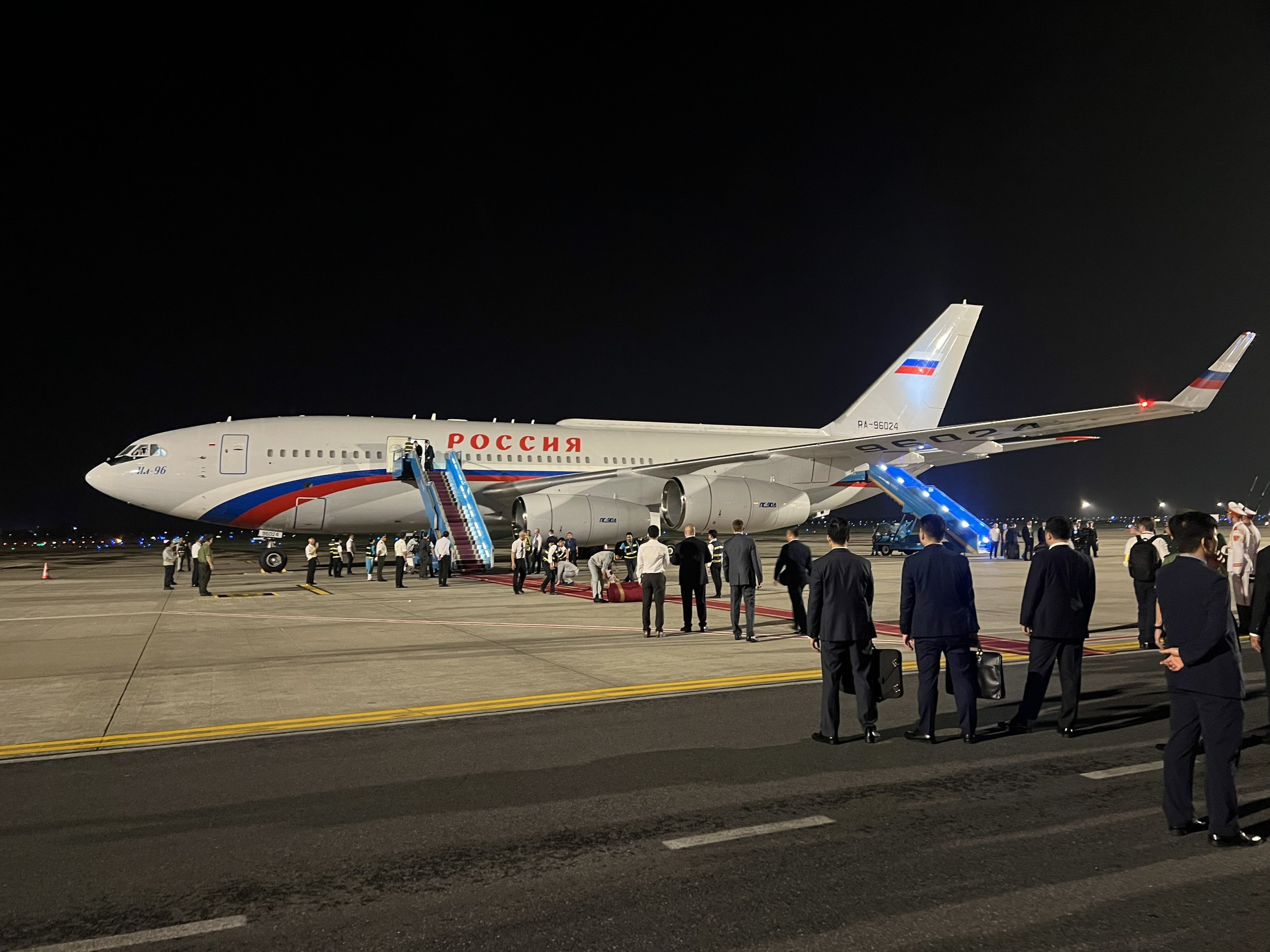 Những h&igrave;nh ảnh đầu ti&ecirc;n của Tổng thống Nga Vladimir Putin tại H&agrave; Nội- Ảnh 2.