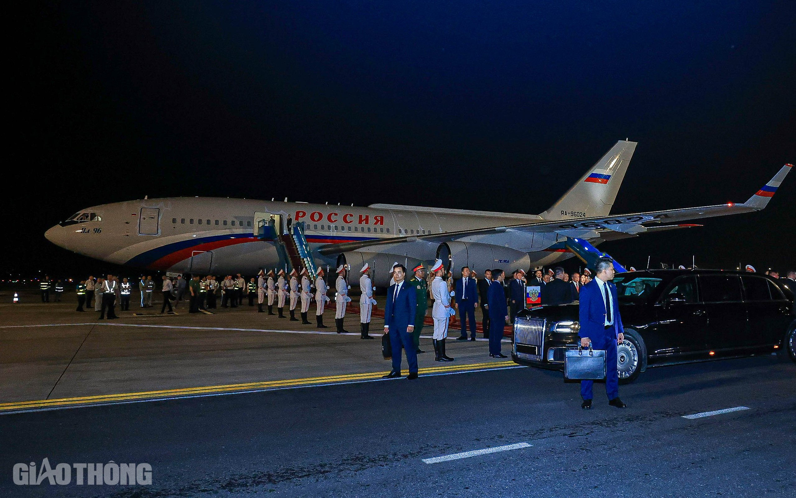 Những h&igrave;nh ảnh đầu ti&ecirc;n của Tổng thống Nga Vladimir Putin tại H&agrave; Nội- Ảnh 4.