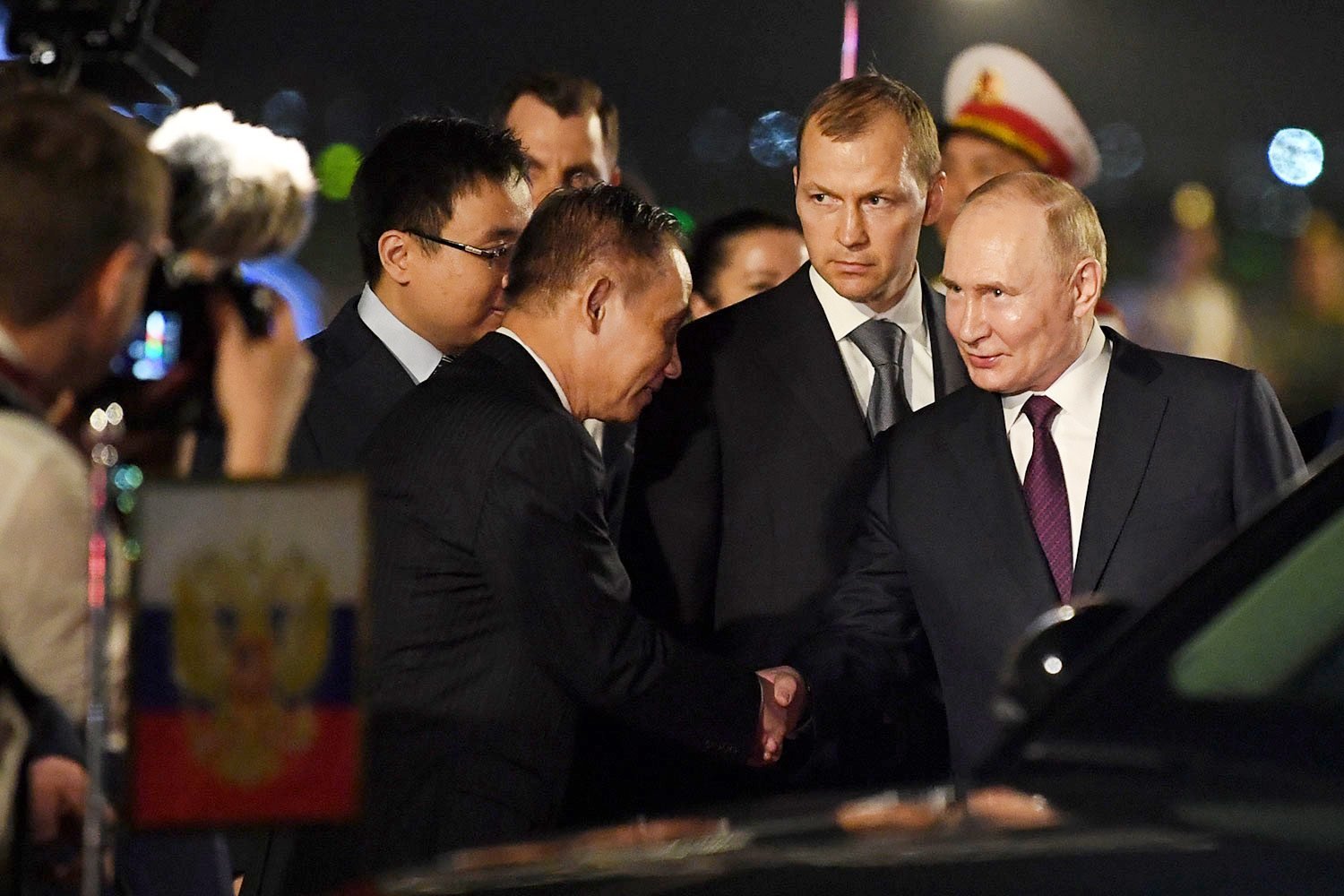 Những h&igrave;nh ảnh đầu ti&ecirc;n của Tổng thống Nga Vladimir Putin tại H&agrave; Nội- Ảnh 9.