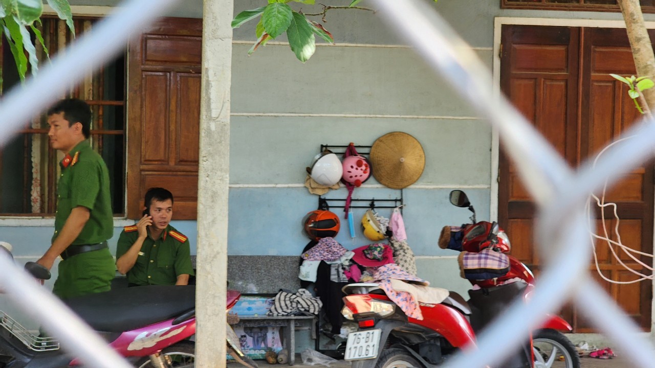 C&ocirc;ng an phong tỏa hiện trường vụ &aacute;n mạng anh họ giết cả gia đ&igrave;nh em- Ảnh 4.