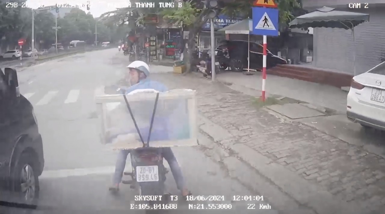 T&agrave;i xế xe kh&aacute;ch ch&egrave;n &eacute;p, "c&agrave; khịa" xe c&ugrave;ng chiều bị phạt nhiều lỗi- Ảnh 2.