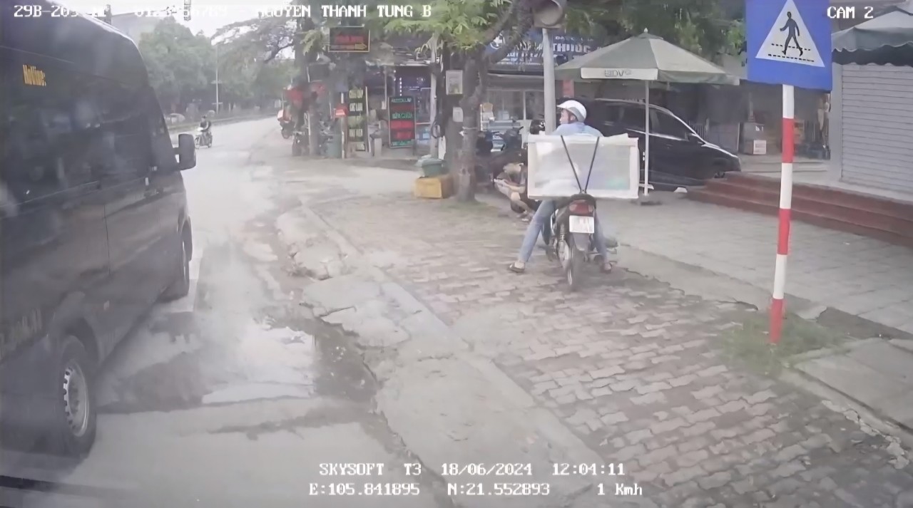 T&agrave;i xế xe kh&aacute;ch ch&egrave;n &eacute;p, "c&agrave; khịa" xe c&ugrave;ng chiều bị phạt nhiều lỗi- Ảnh 1.