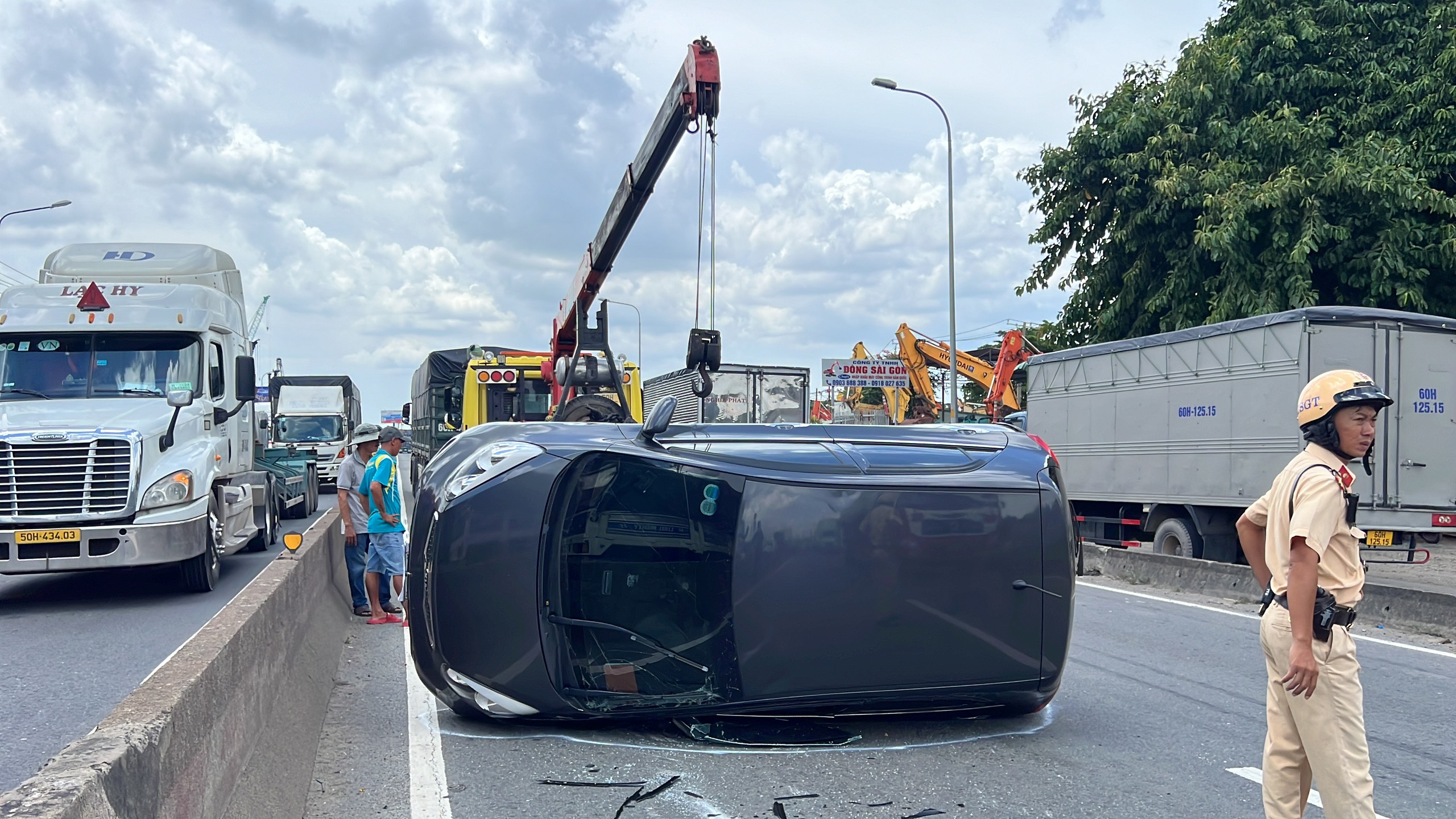 &Ocirc; t&ocirc; chở 5 người lộn nhiều v&ograve;ng tr&ecirc;n QL1 sau va chạm với xe container- Ảnh 1.