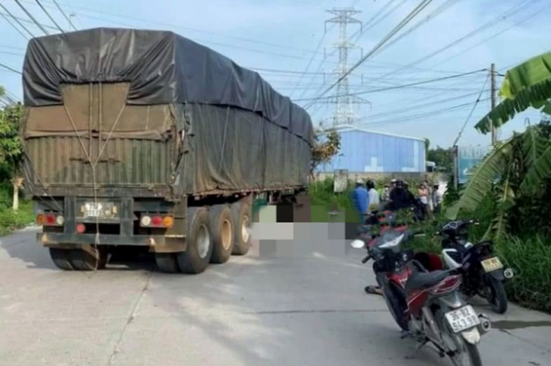 Hiện trường vụ tai nạn giao th&ocirc;ng khiến b&eacute; 4 tuổi tử vong tại chỗ.