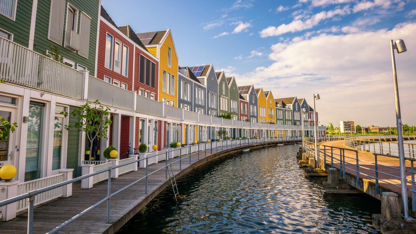 Houten (H&agrave; Lan) được quy hoạch th&agrave;nh nhiều ph&acirc;n khu, kết nối với nhau bằng c&aacute;c con đường chỉ d&agrave;nh cho người đi bộ v&agrave; xe đạp. &Ocirc; t&ocirc; kh&ocirc;ng được ph&eacute;p đi trong trung t&acirc;m th&agrave;nh phố, chỉ c&oacute; thể di chuyển tr&ecirc;n tuyến đường v&agrave;nh đai bao quanh.