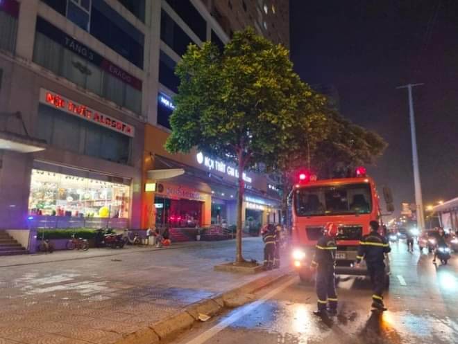 Ch&aacute;y chung cư Bắc H&agrave;, người d&acirc;n th&aacute;o chạy trong đ&ecirc;m- Ảnh 2.