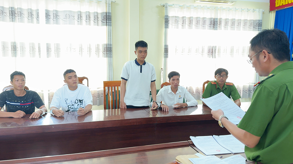 Bắt 4 thanh ni&ecirc;n ở An Giang d&ugrave;ng dao ch&eacute;m người trong qu&aacute;n nhậu- Ảnh 1.