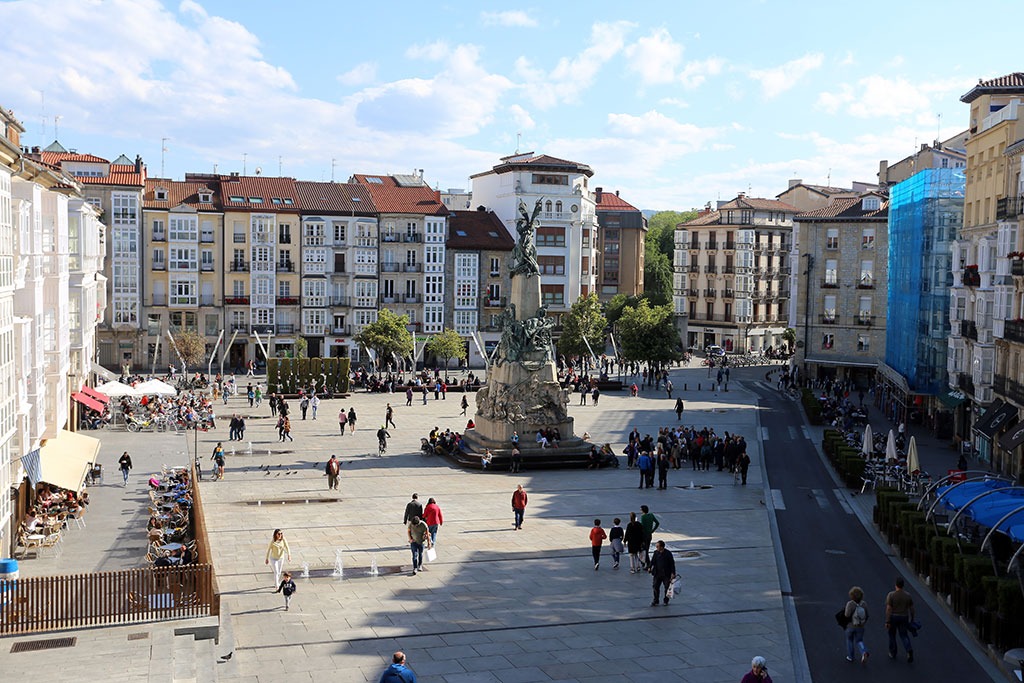 Vitoria-Gasteiz (T&acirc;y Ban Nha) được coi l&agrave; h&igrave;nh mẫu chuyển đổi giao th&ocirc;ng xanh th&agrave;nh c&ocirc;ng khi chỉ trong v&ograve;ng 10 năm, th&agrave;nh phố lột x&aacute;c từ một đ&ocirc; thị &ocirc; nhiễm, tắc nghẽn &ocirc; t&ocirc; th&agrave;nh nơi th&acirc;n thiện với người đi bộ bậc nhất ch&acirc;u  u với 67% người d&acirc;n lựa chọn đi bộ, gi&agrave;nh giải Th&agrave;nh phố Xanh ch&acirc;u &Acirc;u 2012.
