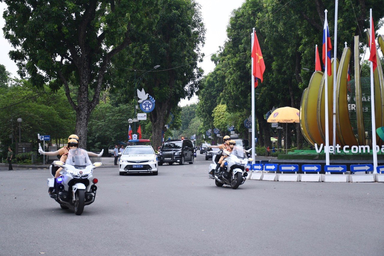 D&agrave;n xe đặc chủng chở Tổng thống Putin lăn b&aacute;nh tr&ecirc;n đường phố H&agrave; Nội- Ảnh 7.