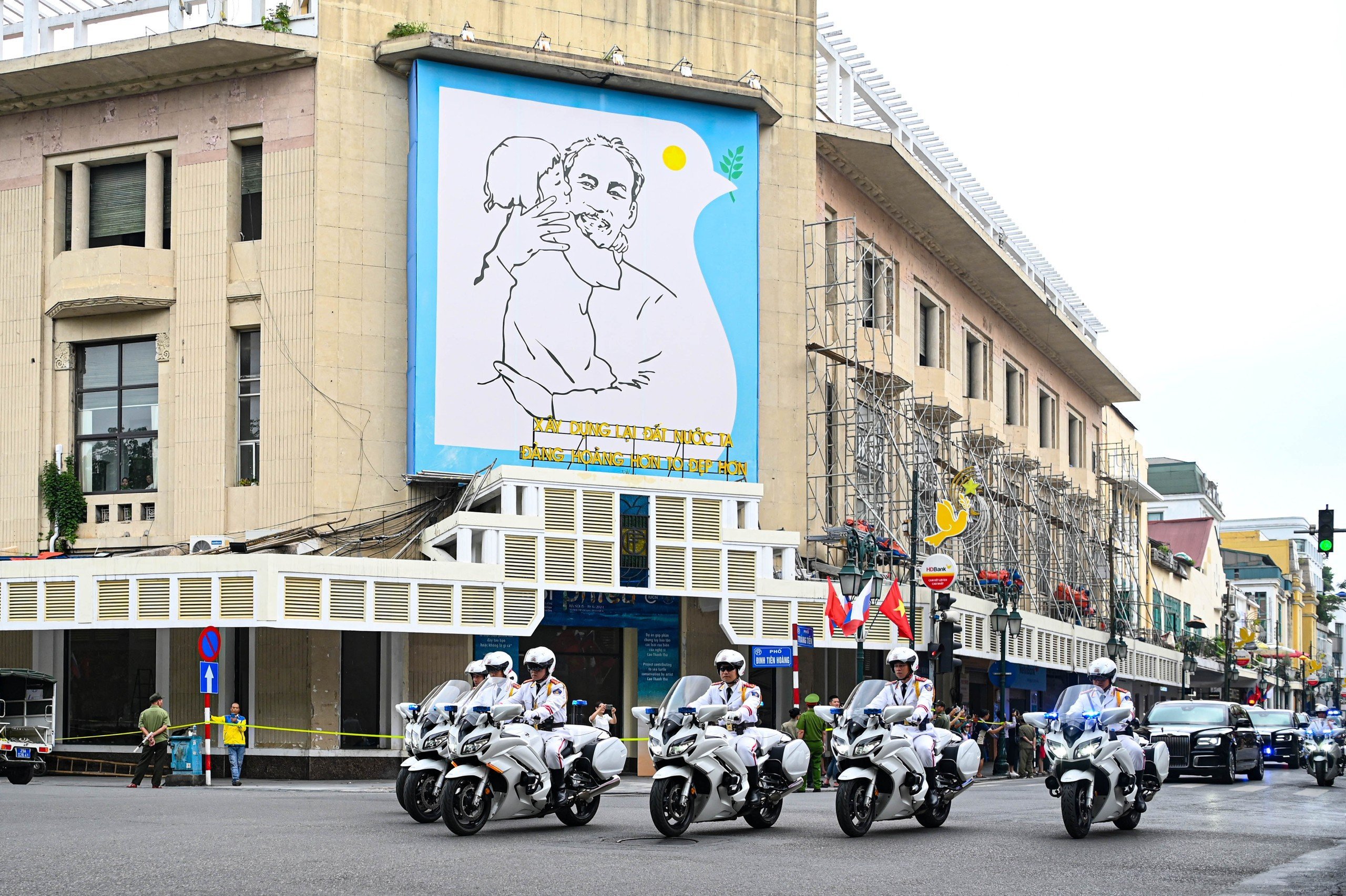 D&agrave;n xe đặc chủng chở Tổng thống Putin lăn b&aacute;nh tr&ecirc;n đường phố H&agrave; Nội- Ảnh 2.
