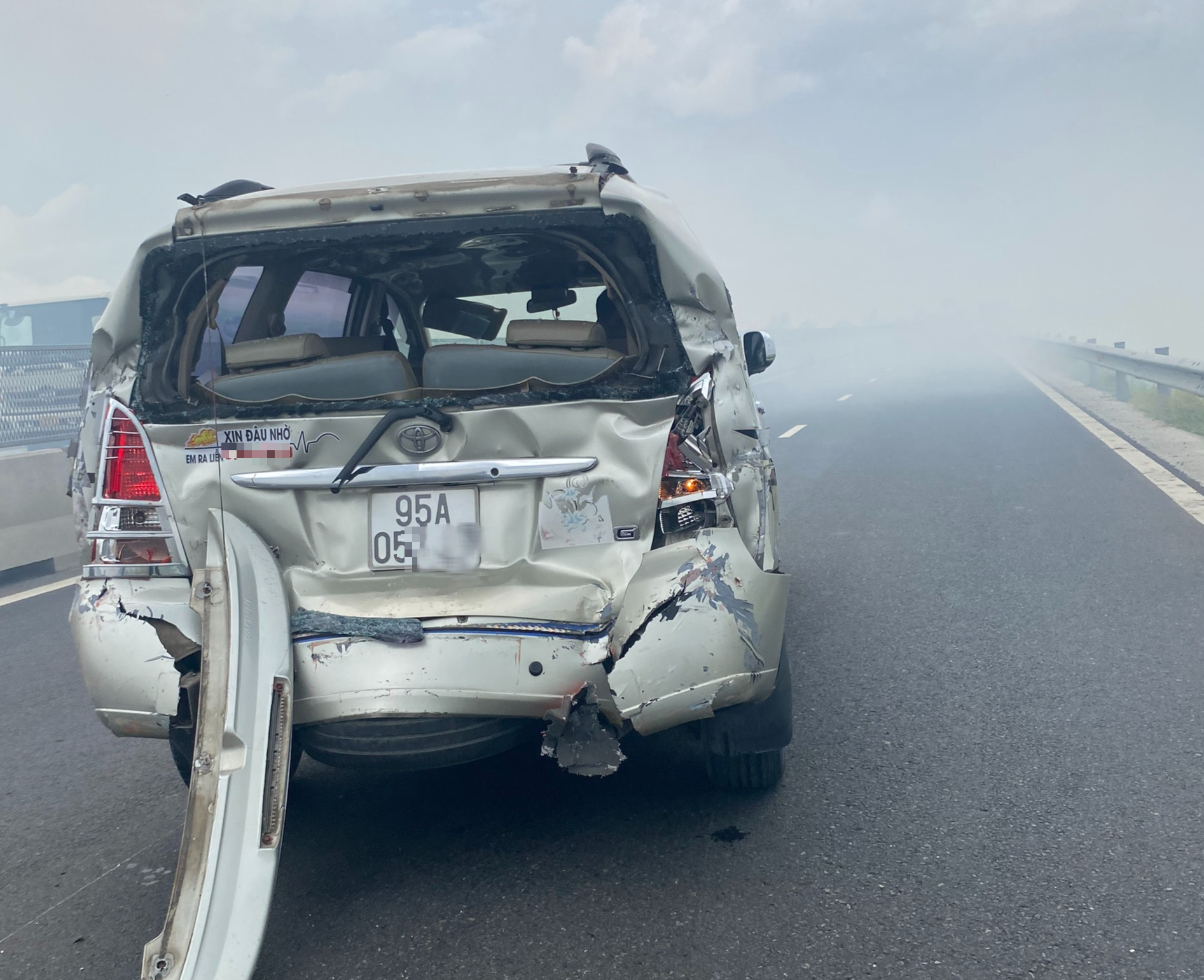 Kh&oacute;i đốt đồng m&ugrave; mịt tr&ecirc;n cao tốc, &ocirc; t&ocirc; 7 chỗ phanh gấp bị xe kh&aacute;ch t&ocirc;ng n&aacute;t đu&ocirc;i- Ảnh 1.