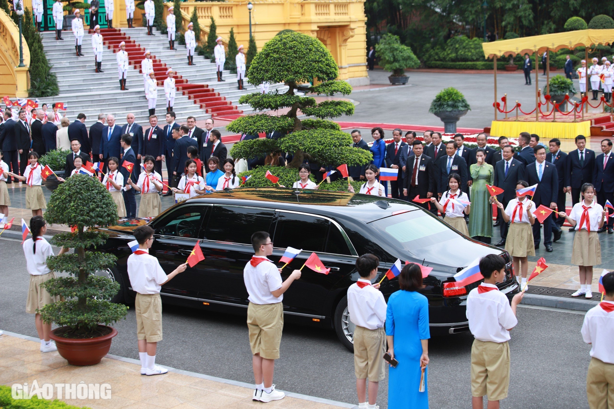 Cận cảnh siêu xe "Điện Kremlin di động" của Tổng thống Nga Putin- Ảnh 1. Cận cảnh siêu xe "Điện Kremlin di động" của Tổng thống Nga Putin- Ảnh 1.