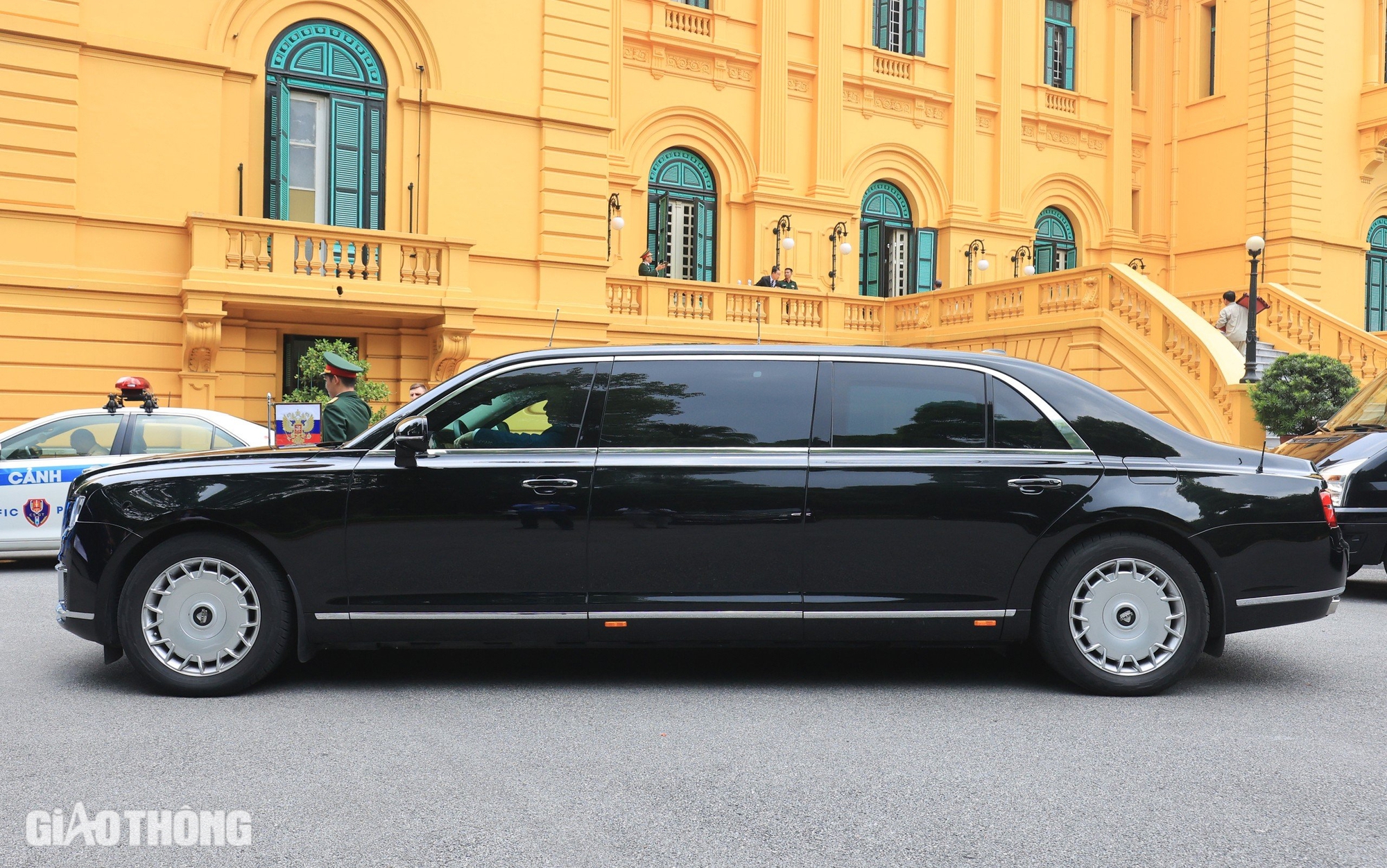 Cận cảnh siêu xe "Điện Kremlin di động" của Tổng thống Nga Putin- Ảnh 2. Cận cảnh siêu xe "Điện Kremlin di động" của Tổng thống Nga Putin- Ảnh 2.