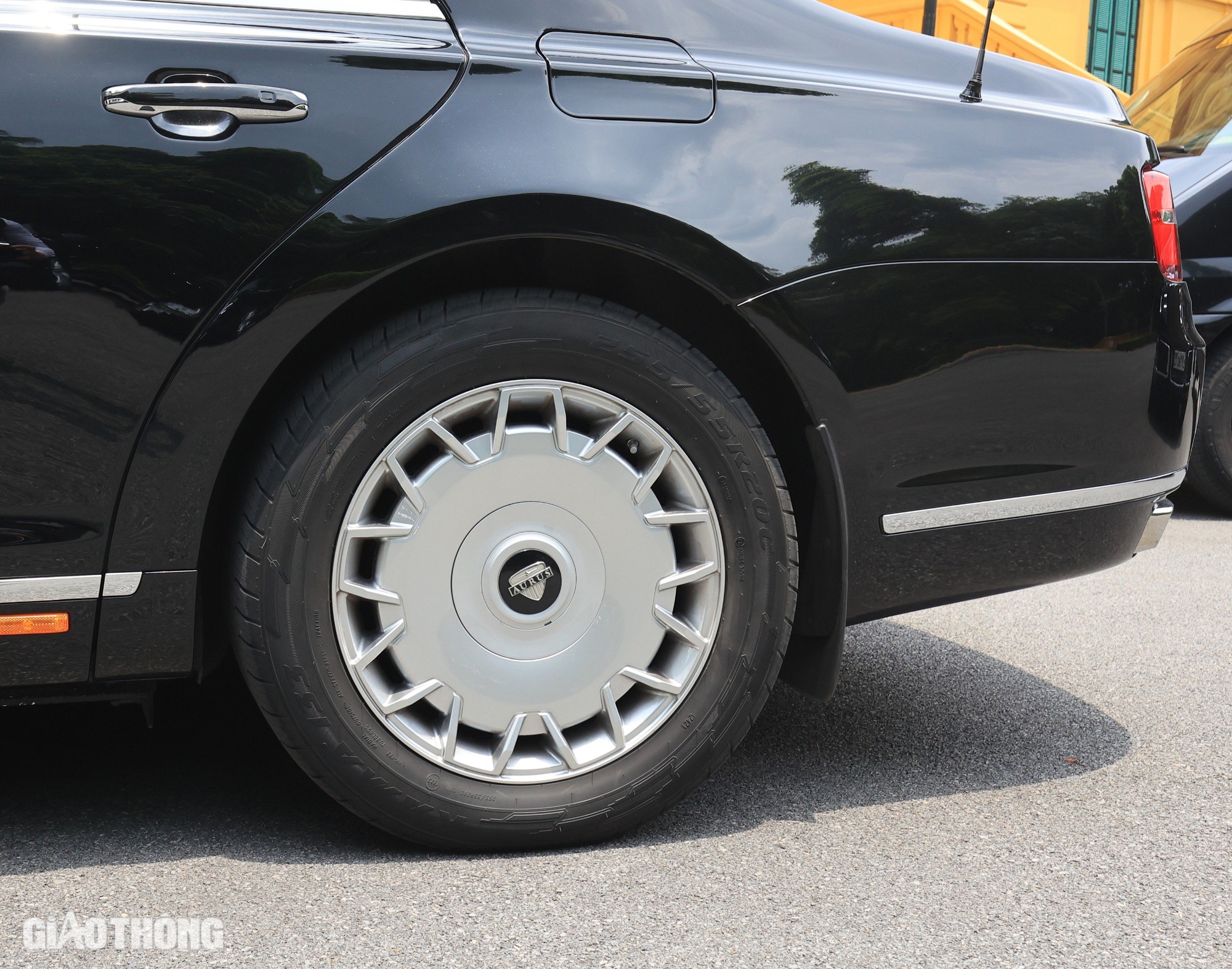 Cận cảnh siêu xe "Điện Kremlin di động" của Tổng thống Nga Putin- Ảnh 4. Cận cảnh siêu xe "Điện Kremlin di động" của Tổng thống Nga Putin- Ảnh 4.