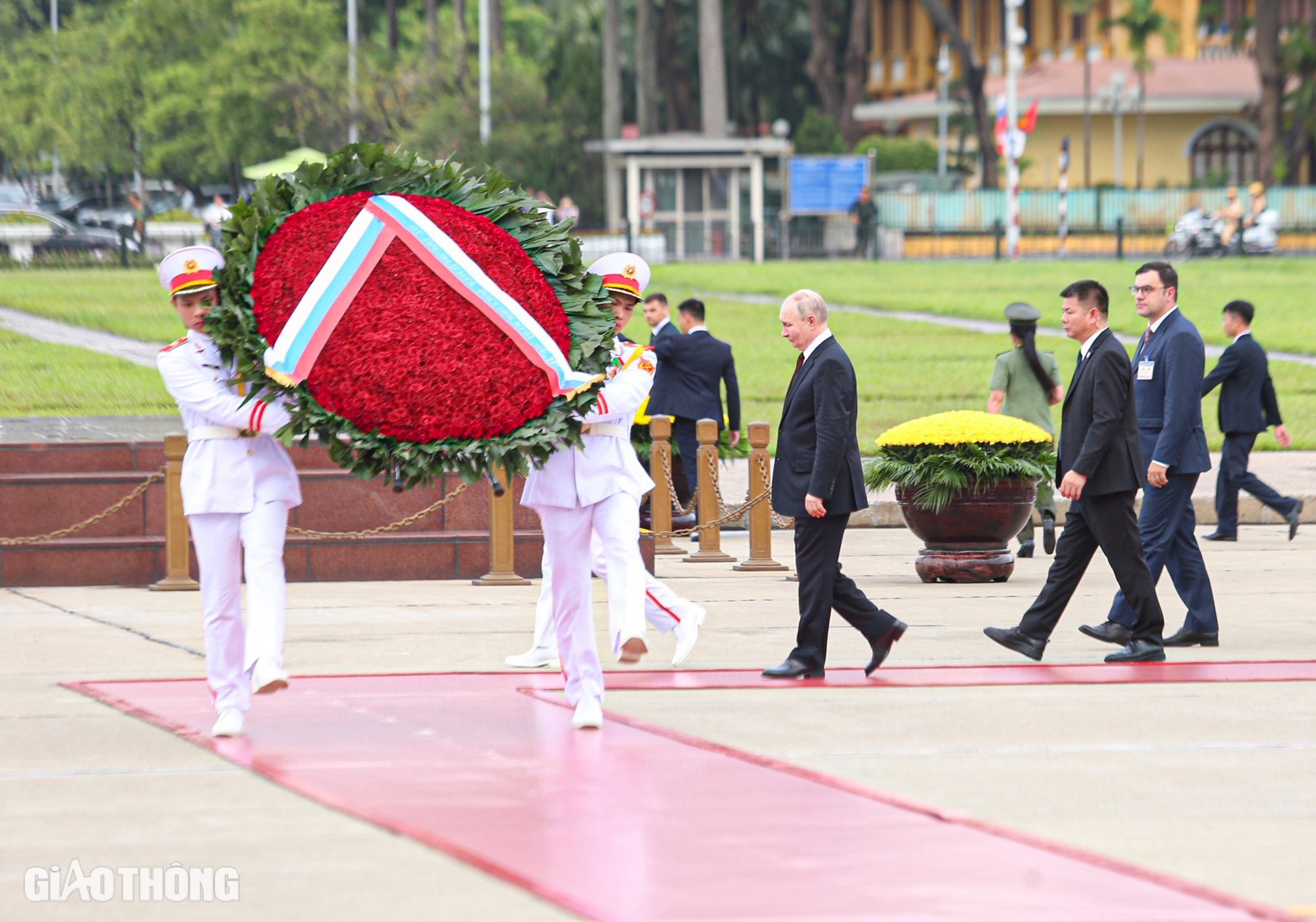 Tổng thống Nga đặt v&ograve;ng hoa, viếng Chủ tịch Hồ Ch&iacute; Minh v&agrave; Anh h&ugrave;ng liệt sĩ- Ảnh 1.