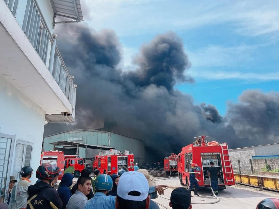 Ch&aacute;y lớn tại nh&agrave; xưởng sản xuất bao b&igrave; 1.900m2 ở Quảng Nam- Ảnh 1.