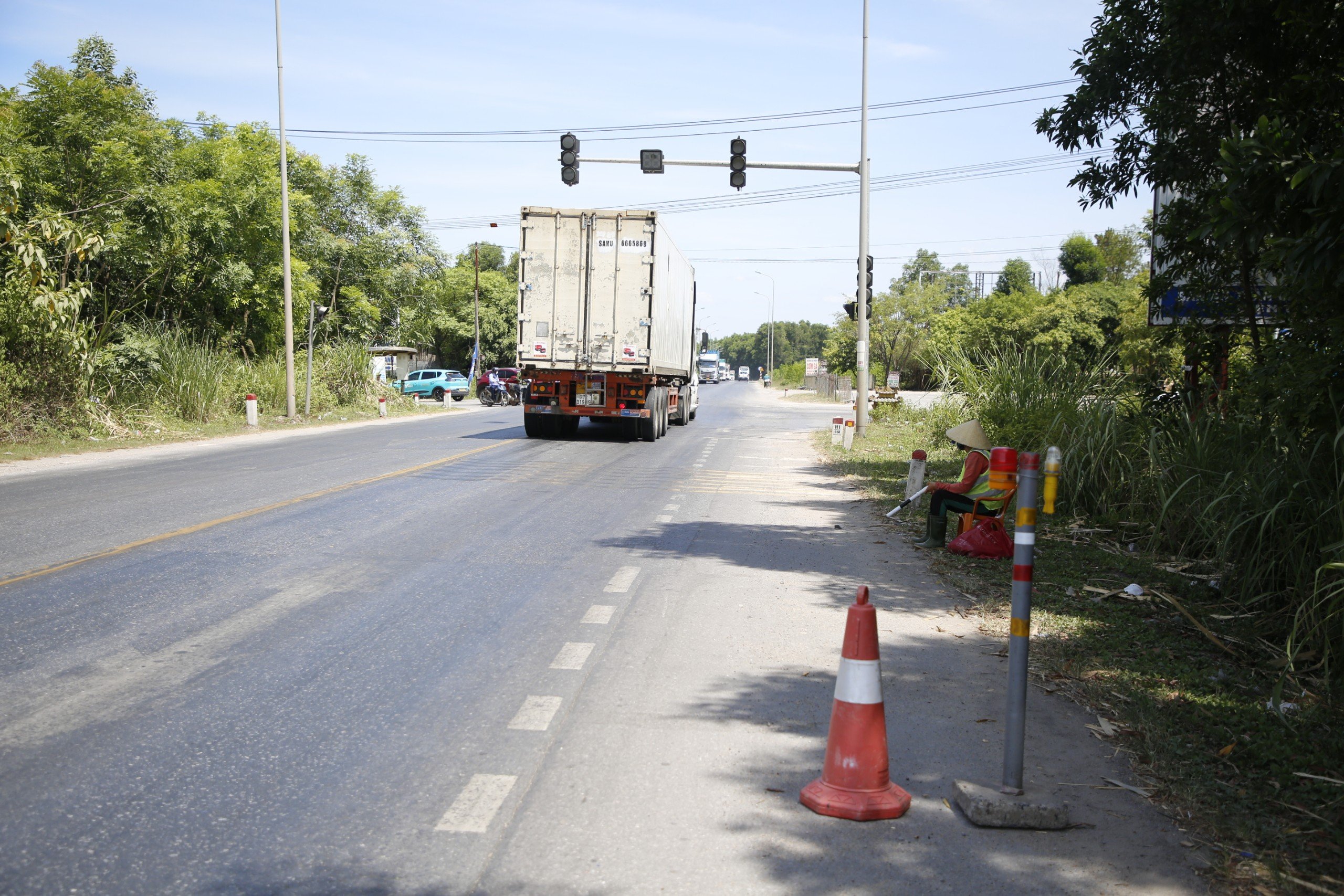 Nguy cơ xảy ra TNGT khi đèn tín hiệu giao thông dừng hoạt động- Ảnh 3. Nguy cơ xảy ra TNGT khi đèn tín hiệu giao thông dừng hoạt động- Ảnh 3.