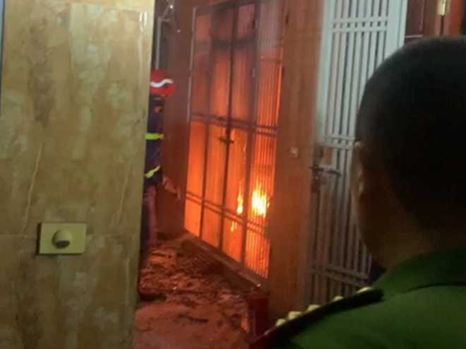 Ch&aacute;y nh&agrave; 5 tầng ở H&agrave; Nội trong đ&ecirc;m- Ảnh 1.