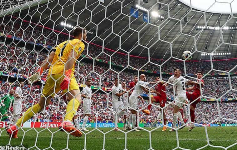 Kết quả b&oacute;ng đ&aacute; Slovenia vs Serbia: Vỡ &ograve;a ph&uacute;t b&ugrave; giờ- Ảnh 1.