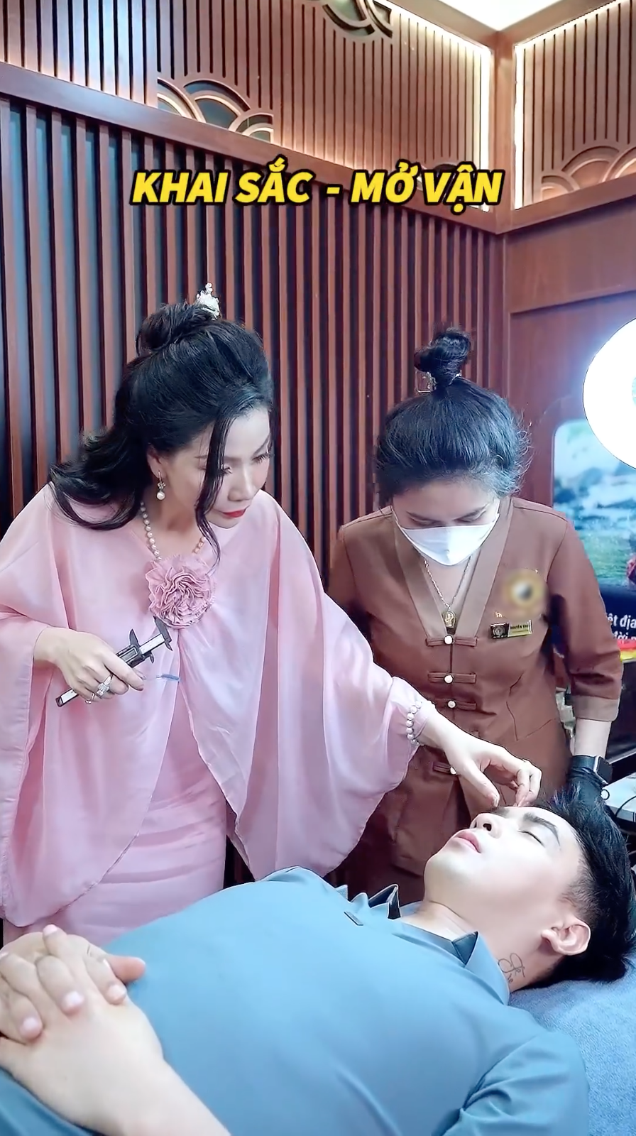 Dư luận x&ocirc;n xao khi ca sĩ, MC, đạo diễn quảng b&aacute; phẫu thuật thẩm mỹ để đổi vận- Ảnh 1.