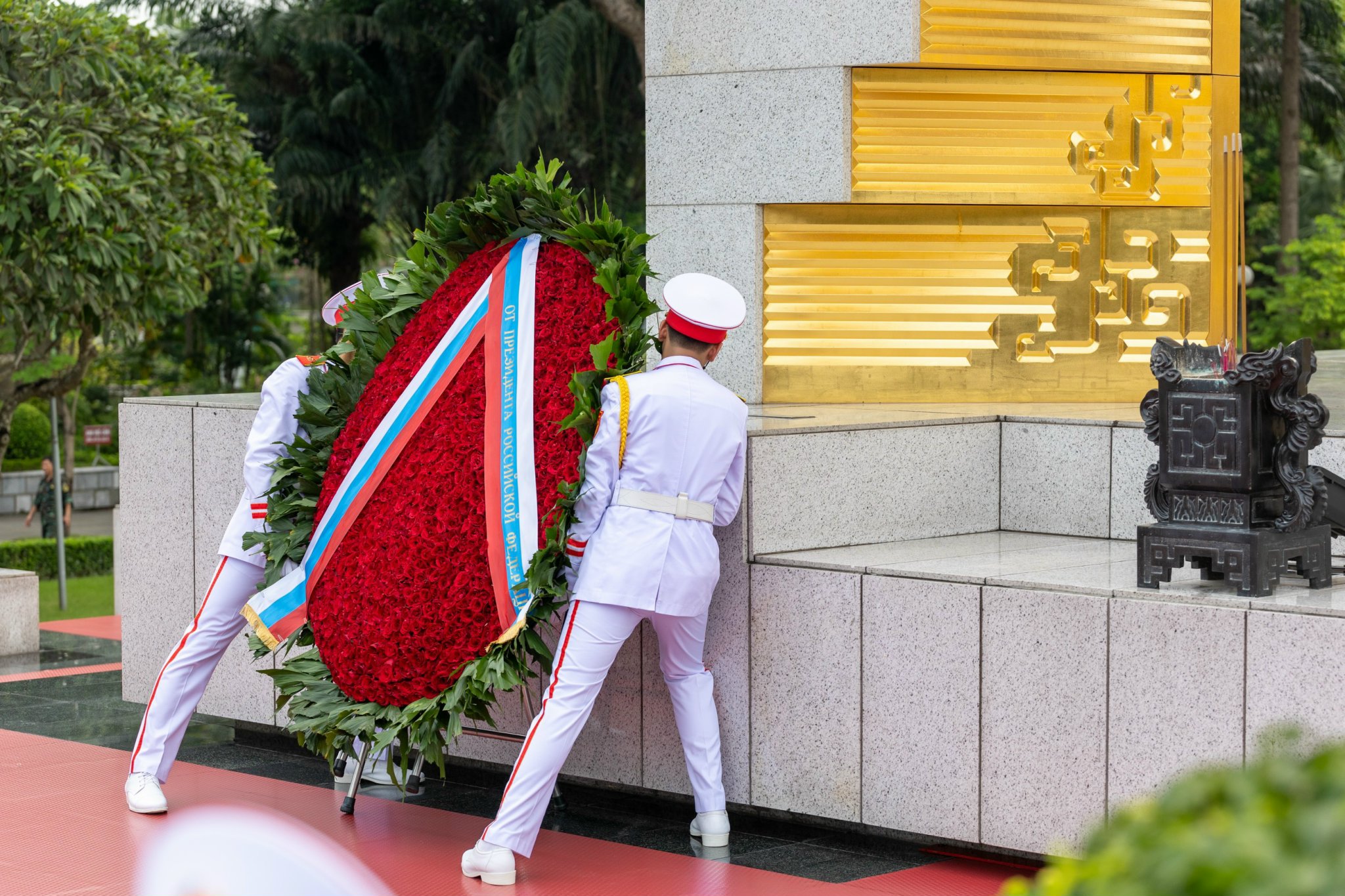 Tổng thống Nga đặt v&ograve;ng hoa, viếng Chủ tịch Hồ Ch&iacute; Minh v&agrave; Anh h&ugrave;ng liệt sĩ- Ảnh 8.