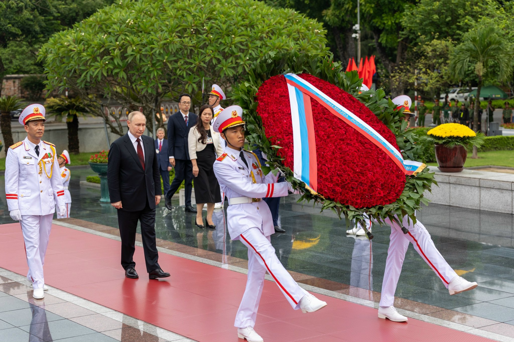 Tổng thống Nga đặt v&ograve;ng hoa, viếng Chủ tịch Hồ Ch&iacute; Minh v&agrave; Anh h&ugrave;ng liệt sĩ- Ảnh 7.