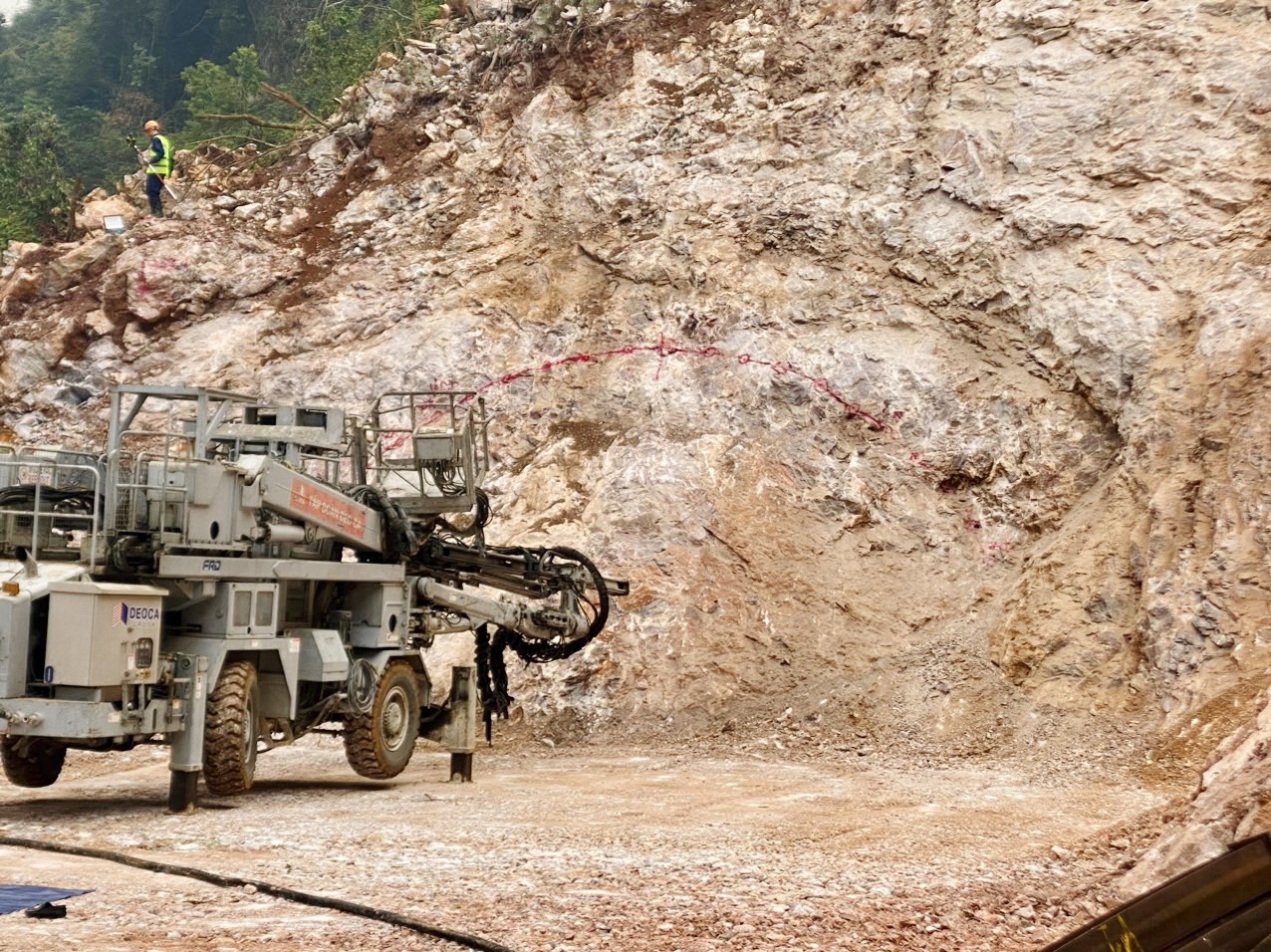 Bắt đầu thi c&ocirc;ng mở cửa hầm xuy&ecirc;n n&uacute;i tr&ecirc;n cao tốc Đồng Đăng - Tr&agrave; Lĩnh- Ảnh 1.