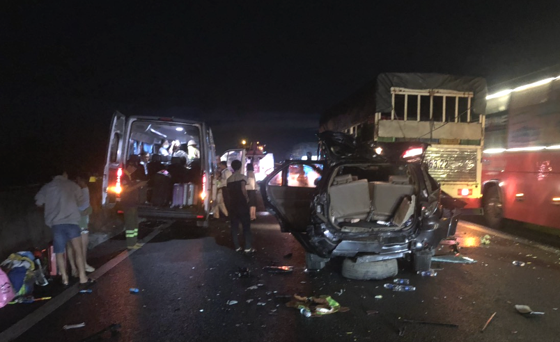 TNGT li&ecirc;n ho&agrave;n tr&ecirc;n cao tốc, 11 người nhập viện: Phương tiện c&oacute; c&ograve;n hạn đăng kiểm?- Ảnh 1.