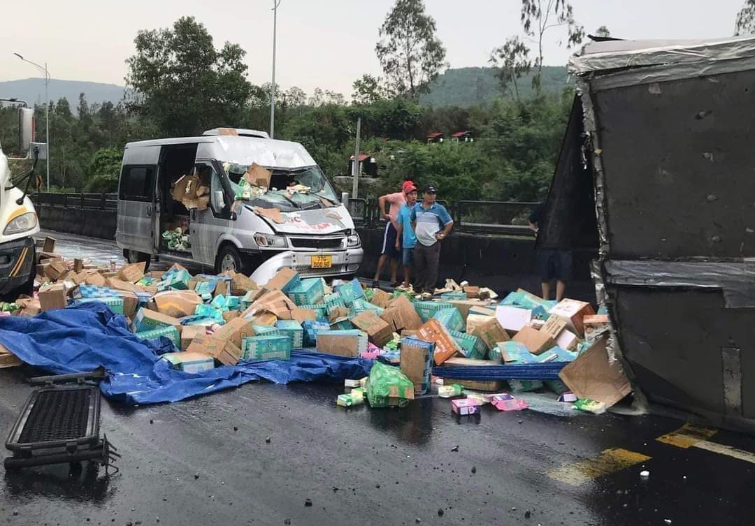 Người d&acirc;n hốt hoảng tận thấy 3 &ocirc; t&ocirc; va chạm li&ecirc;n ho&agrave;n ở Ph&uacute; Y&ecirc;n- Ảnh 2.