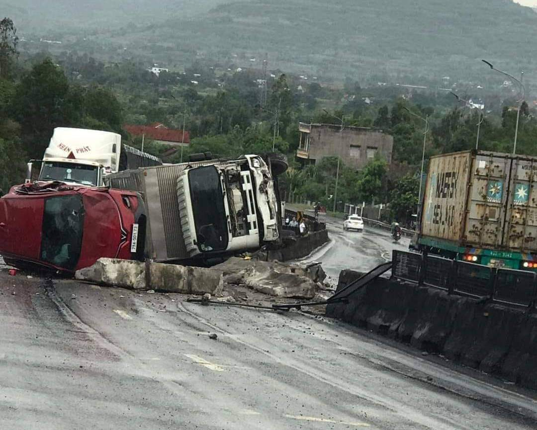 Người d&acirc;n hốt hoảng tận thấy 3 &ocirc; t&ocirc; va chạm li&ecirc;n ho&agrave;n ở Ph&uacute; Y&ecirc;n- Ảnh 1.