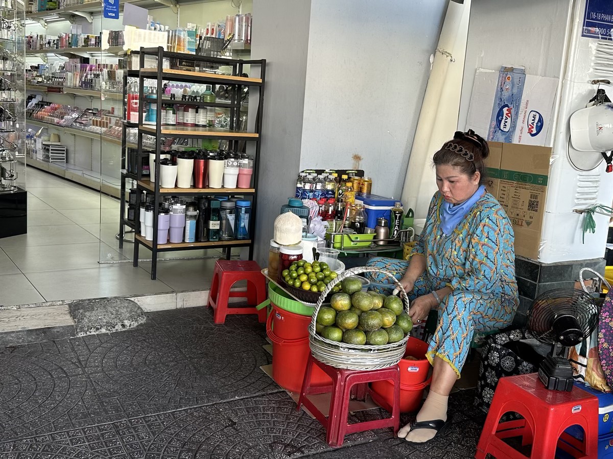 Người d&acirc;n n&oacute;i g&igrave; sau hơn 1 th&aacute;ng TP.HCM cho thu&ecirc; vỉa h&egrave;?- Ảnh 2.