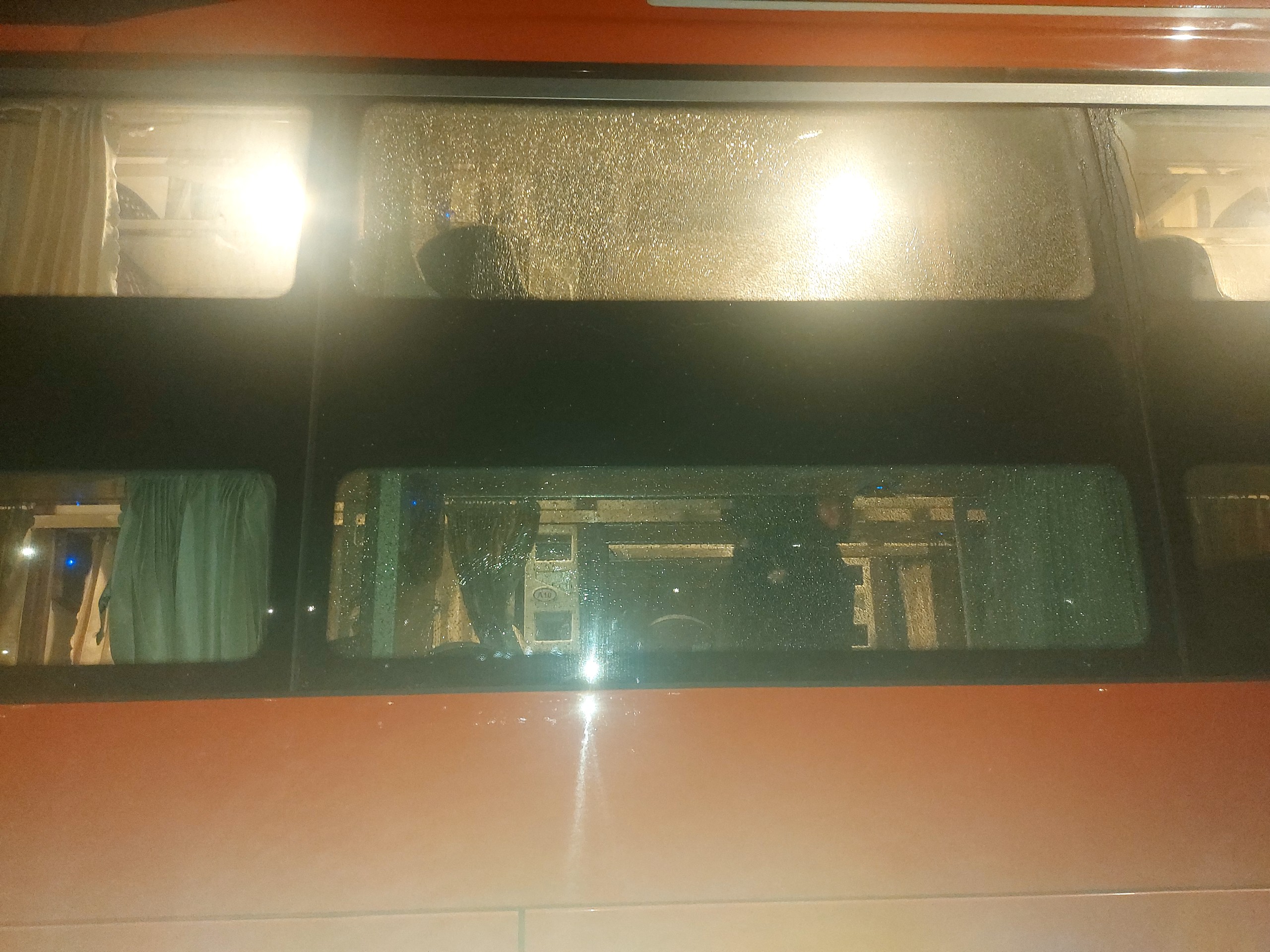 Nhiều xe giường nằm bị bắn vỡ k&iacute;nh tr&ecirc;n cao tốc Mỹ Thuận - Cần Thơ- Ảnh 2.