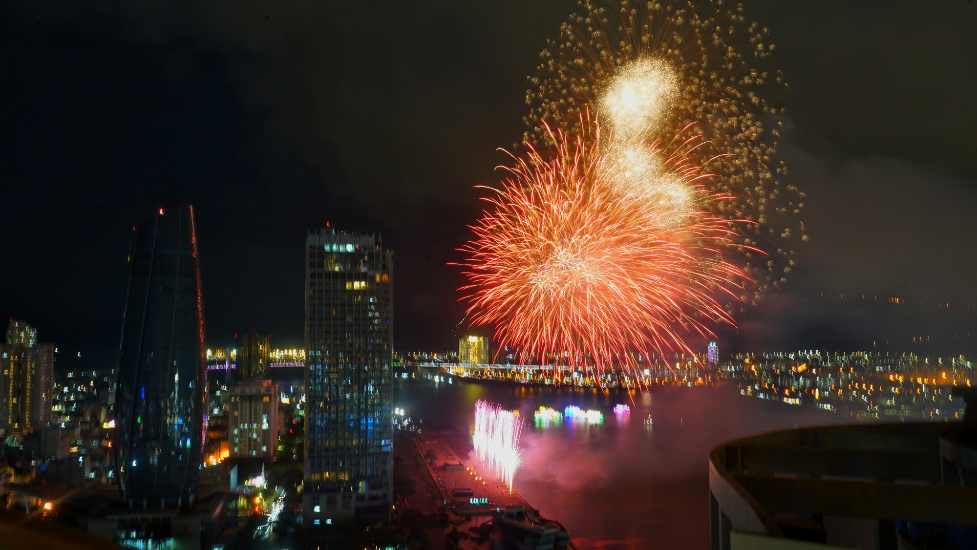 Ph&aacute;o hoa Đ&agrave; Nẵng 2024: M&atilde;n nh&atilde;n m&agrave;n so t&agrave;i của 2 đại diện ch&acirc;u &Acirc;u- Ảnh 3.