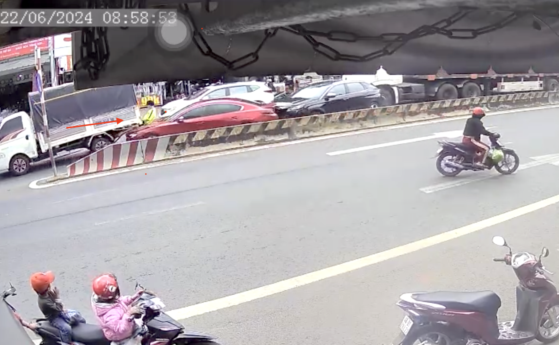 Tai nạn li&ecirc;n ho&agrave;n với 4 &ocirc; t&ocirc;, thiếu ni&ecirc;n đi xe đạp bị hất văng l&ecirc;n nắp cap&ocirc;- Ảnh 2.