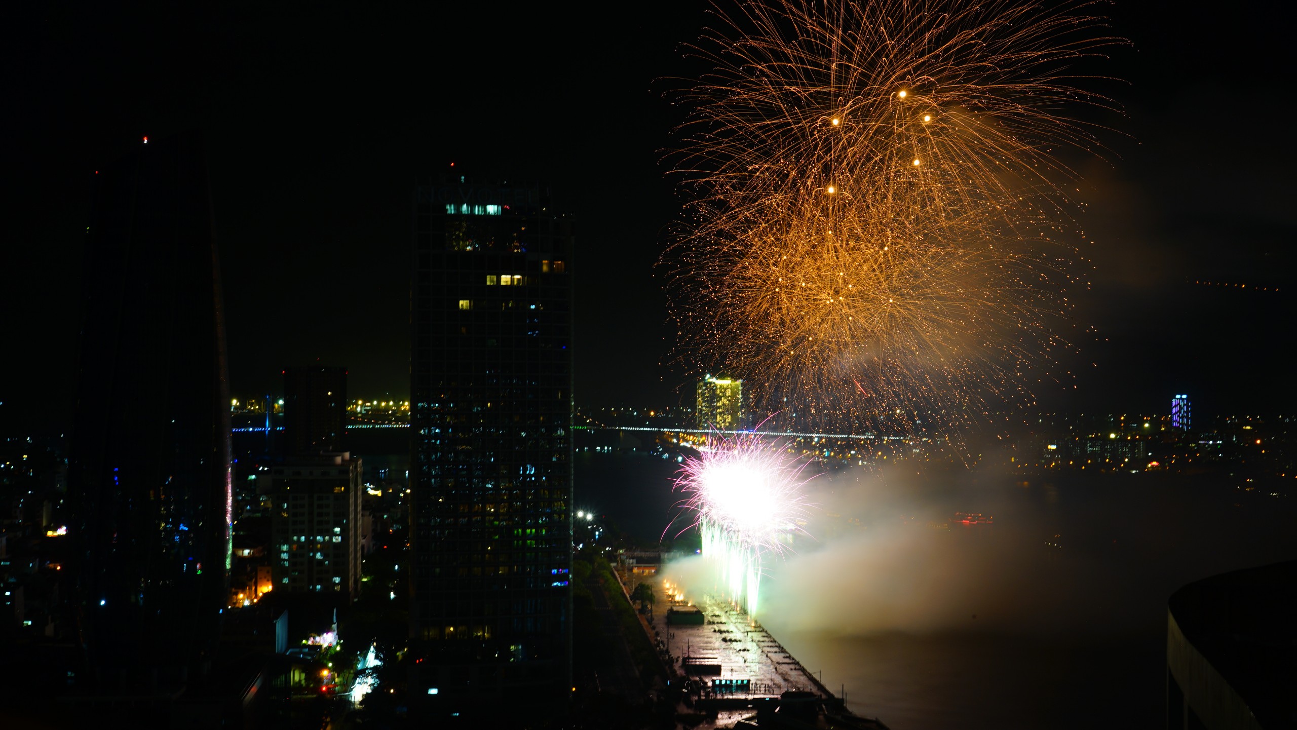 Ph&aacute;o hoa Đ&agrave; Nẵng 2024: M&atilde;n nh&atilde;n m&agrave;n so t&agrave;i của 2 đại diện ch&acirc;u &Acirc;u- Ảnh 9.