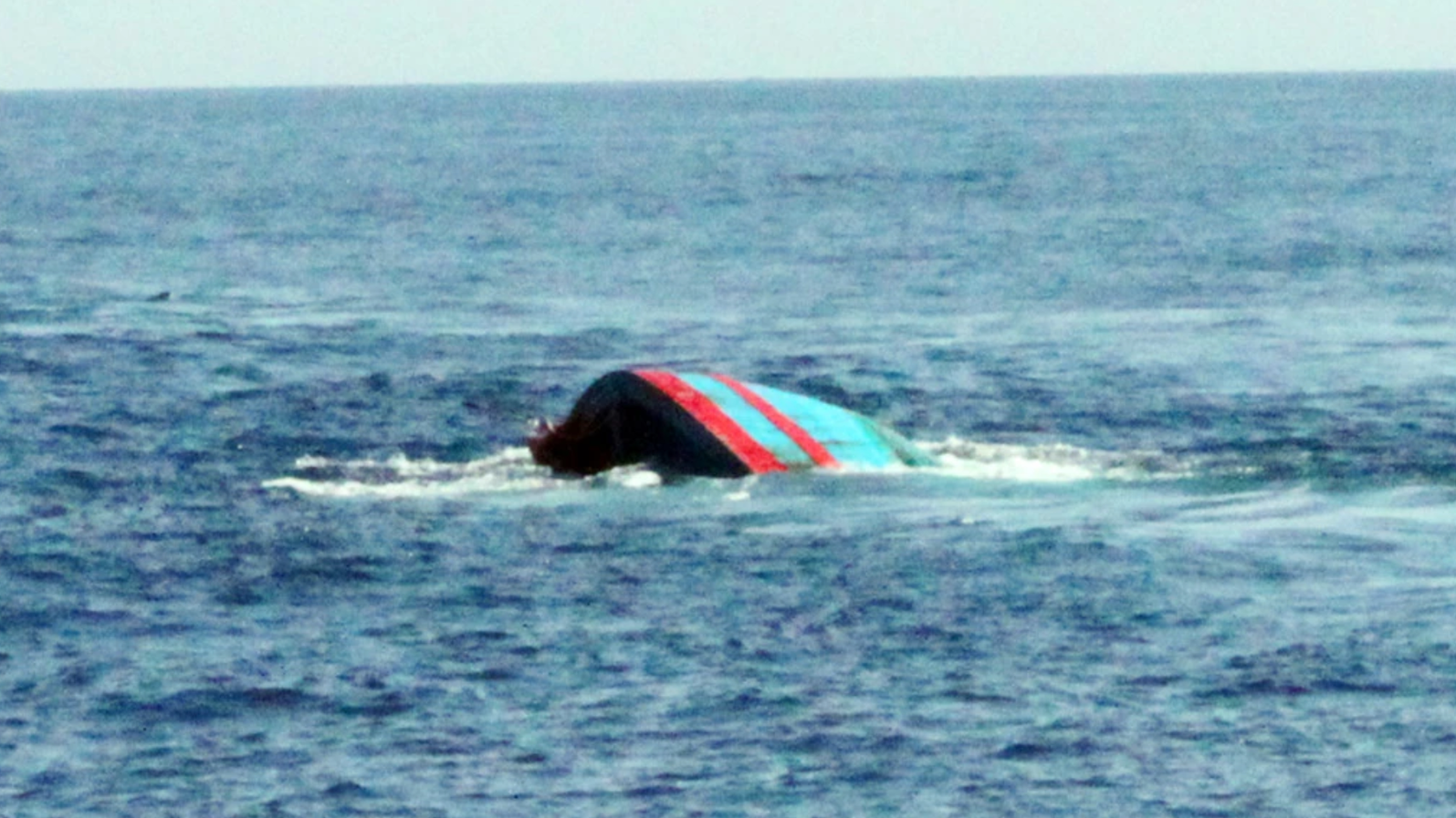 Cứu kịp thời 5 thuyền vi&ecirc;n bị ch&igrave;m t&agrave;u tr&ecirc;n biển ở C&agrave; Mau- Ảnh 1.