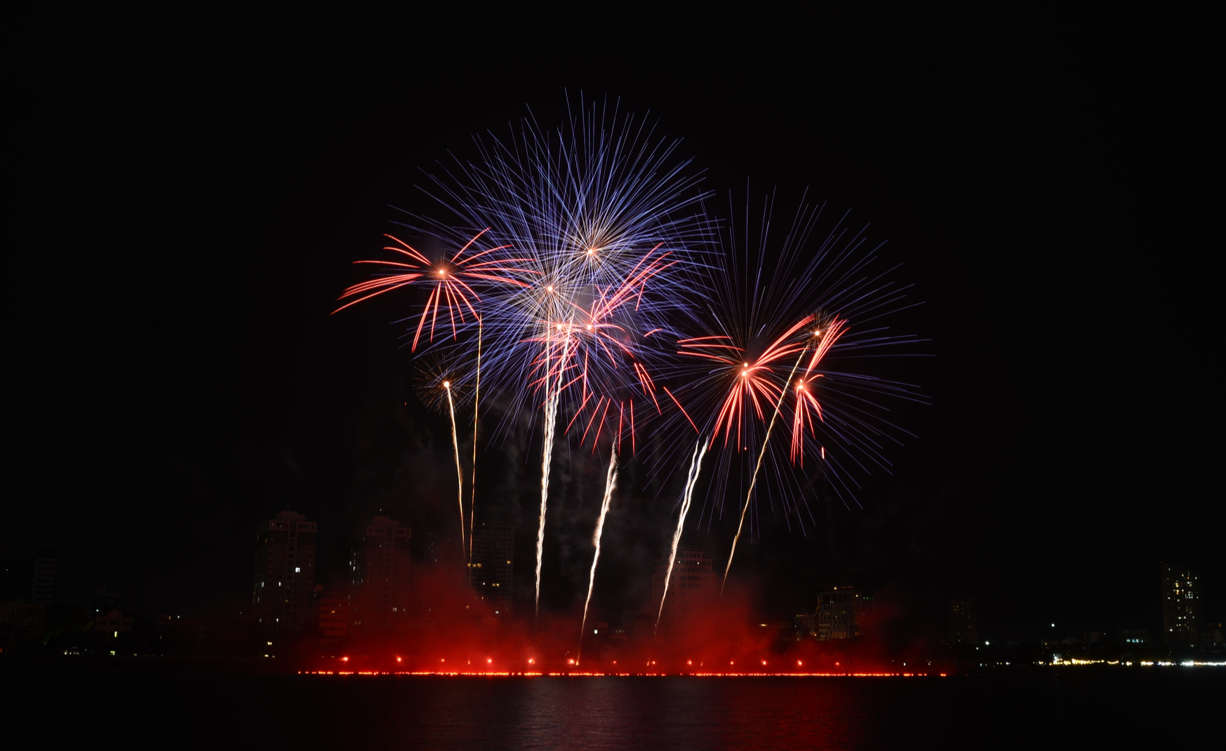 Ph&aacute;o hoa Đ&agrave; Nẵng 2024: M&atilde;n nh&atilde;n m&agrave;n so t&agrave;i của 2 đại diện ch&acirc;u &Acirc;u- Ảnh 11.