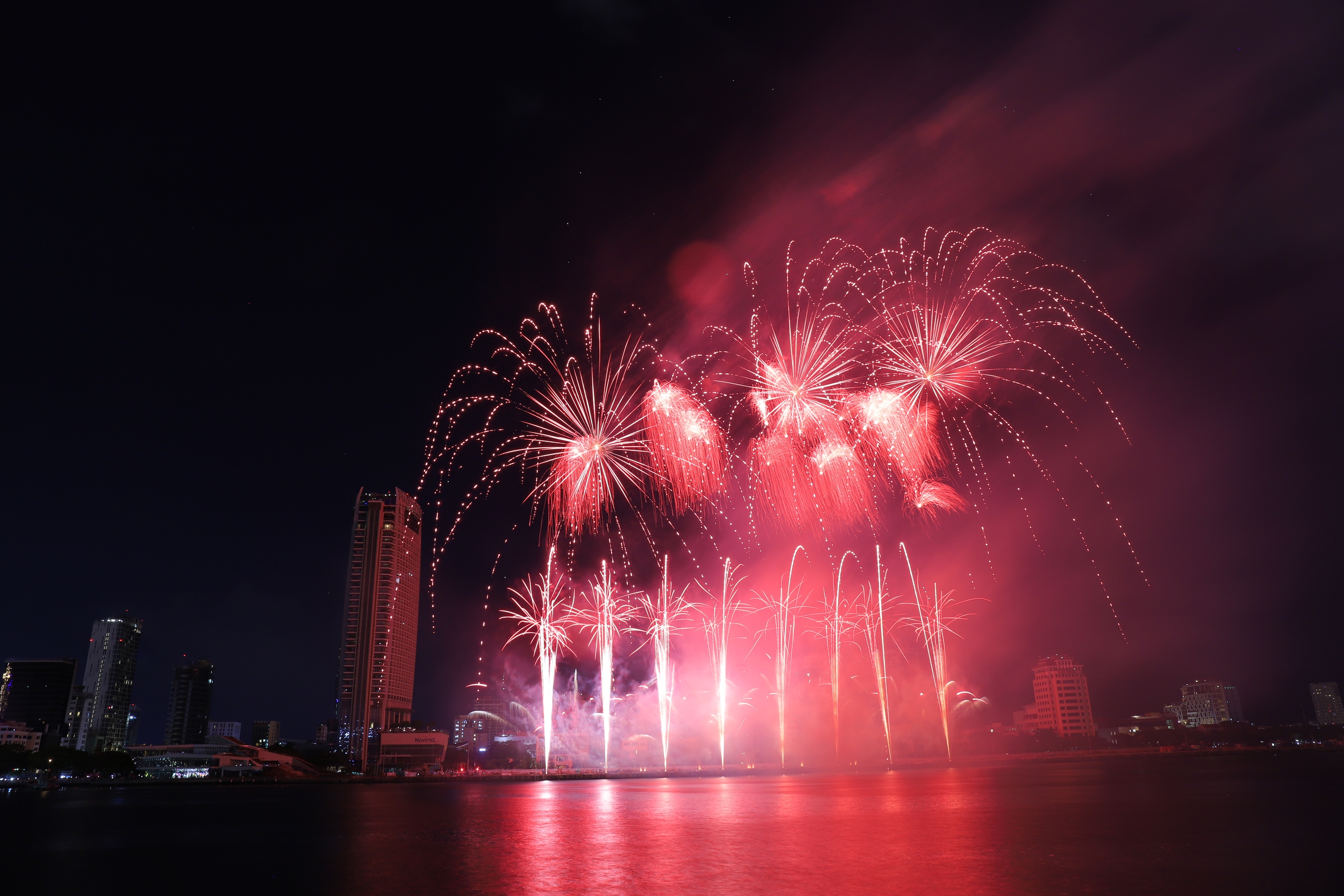 Ph&aacute;o hoa Đ&agrave; Nẵng 2024: M&atilde;n nh&atilde;n m&agrave;n so t&agrave;i của 2 đại diện ch&acirc;u &Acirc;u- Ảnh 2.