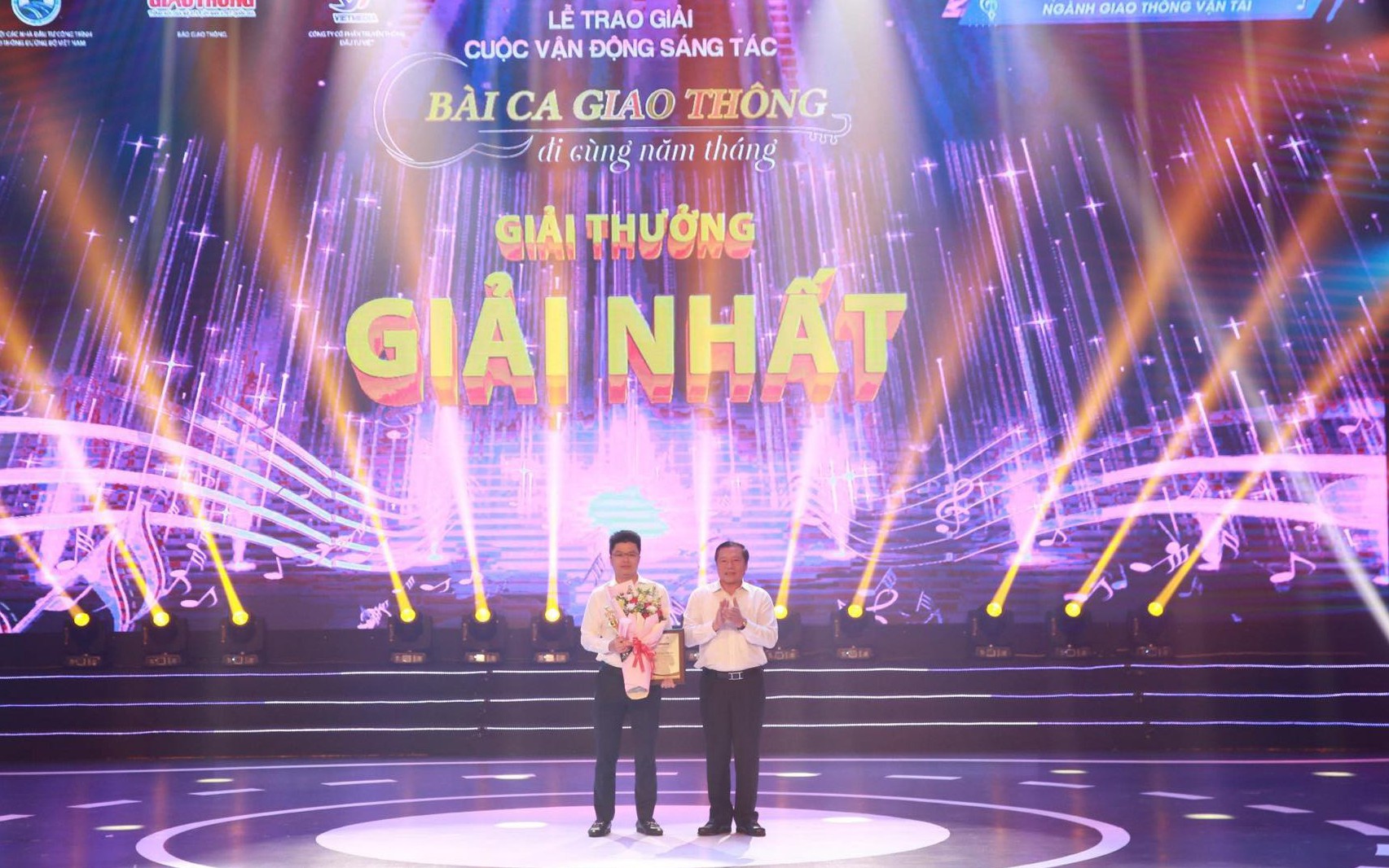 Đèo Cả nghiên cứu đầu tư nhiều dự án giao thông lớn- Ảnh 4. Tác phẩm Người Đèo Cả đoạt giải nhất cuộc thi 'Bài ca giao thông đi cùng năm tháng'