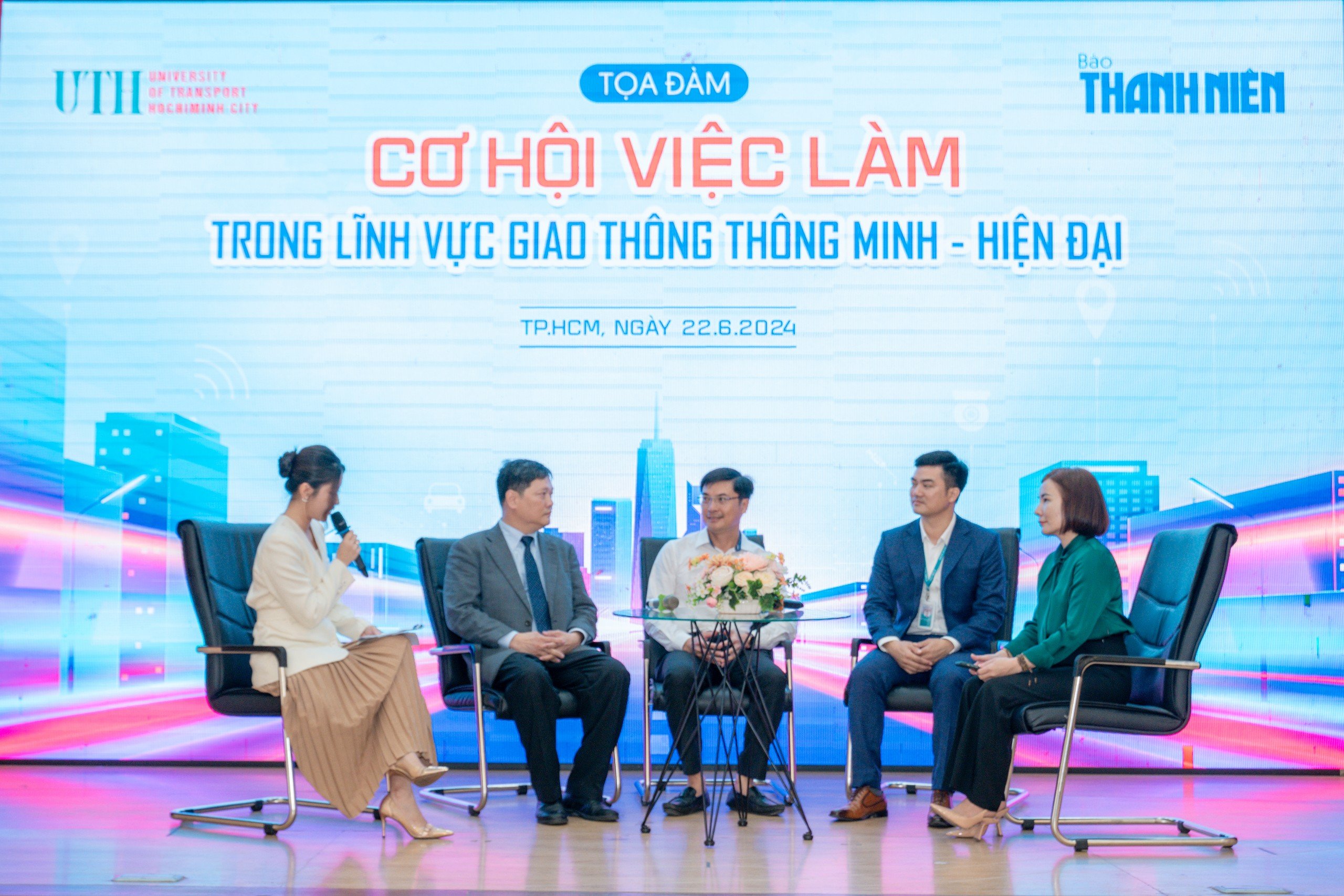 Sinh vi&ecirc;n TP.HCM h&aacute;o hức với ng&agrave;y hội hơn 3.000 việc l&agrave;m- Ảnh 1.