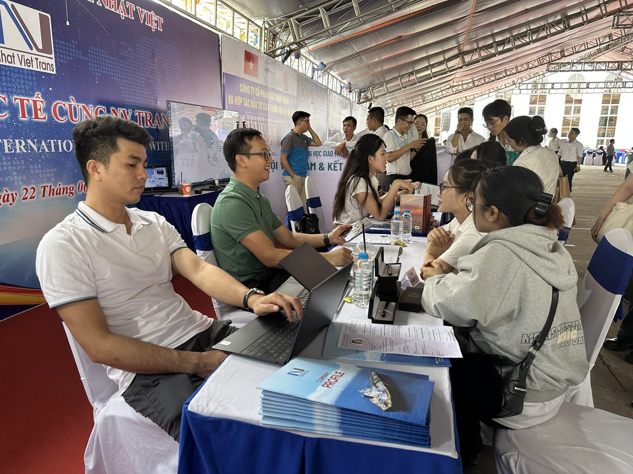 Sinh vi&ecirc;n TP.HCM h&aacute;o hức với ng&agrave;y hội hơn 3.000 việc l&agrave;m- Ảnh 2.