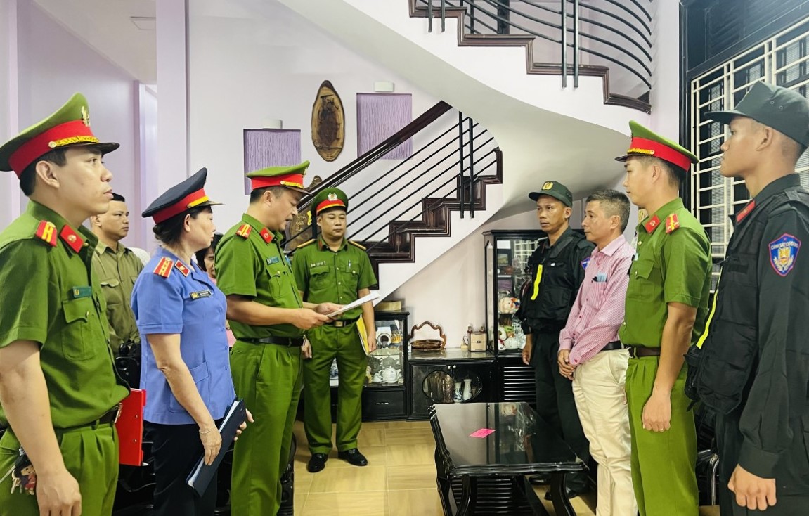 V&igrave; sao nguy&ecirc;n gi&aacute;m đốc v&agrave; 2 c&aacute;n bộ CDC Thừa Thi&ecirc;n Huế bị khởi tố?- Ảnh 1.
