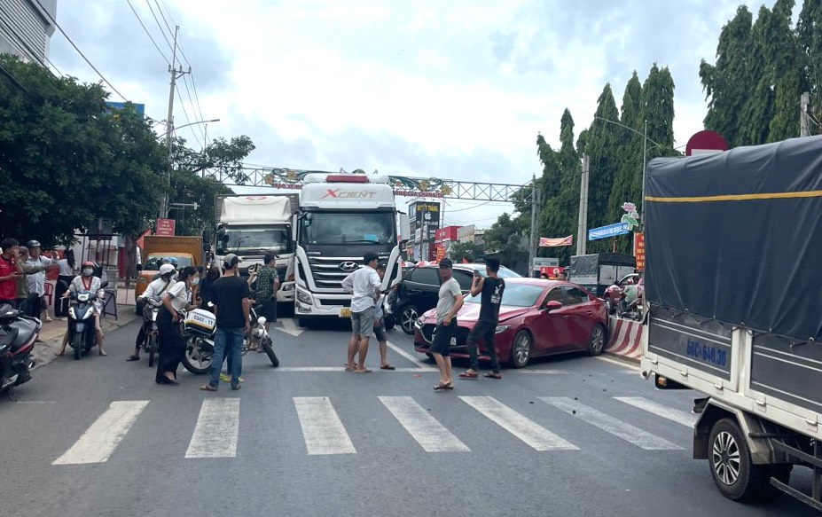 Tai nạn li&ecirc;n ho&agrave;n với 4 &ocirc; t&ocirc;, thiếu ni&ecirc;n đi xe đạp bị hất văng l&ecirc;n nắp cap&ocirc;- Ảnh 1.