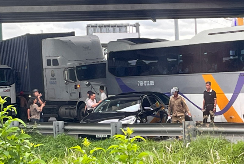 Vụ tai nạn trên QL51 đoạn qua hầm chui cao tốc gây ùn ứ nghiêm trọng. Vụ tai nạn trên QL51 đoạn qua hầm chui cao tốc gây ùn ứ nghiêm trọng.