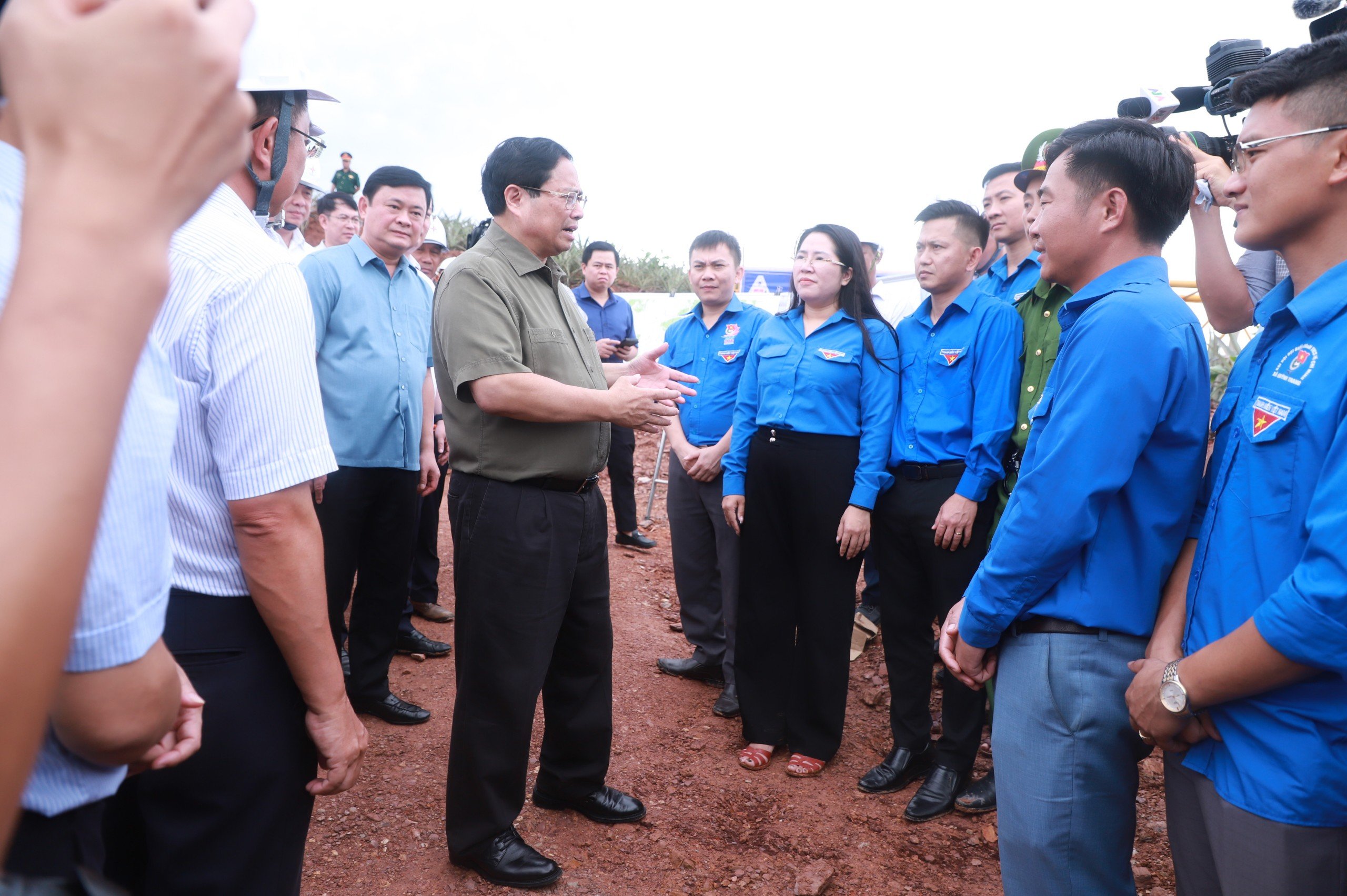 Thủ tướng phát động đợt thi đua cao điểm hoàn thành đường dây 500kV- Ảnh 3. Thủ tướng phát động đợt thi đua cao điểm hoàn thành đường dây 500kV- Ảnh 3.