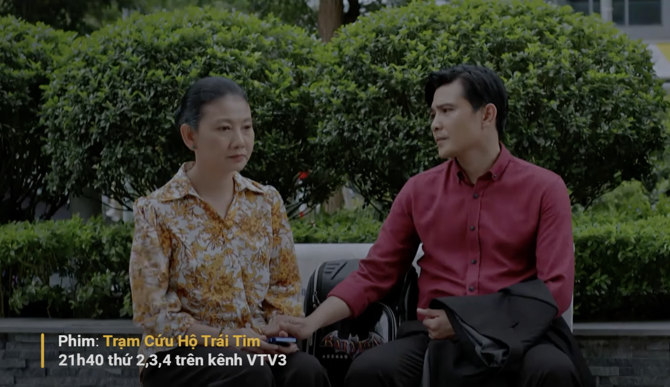 Nghĩa bắt đầu nghi ngờ về th&acirc;n thế của b&eacute; Kitty.