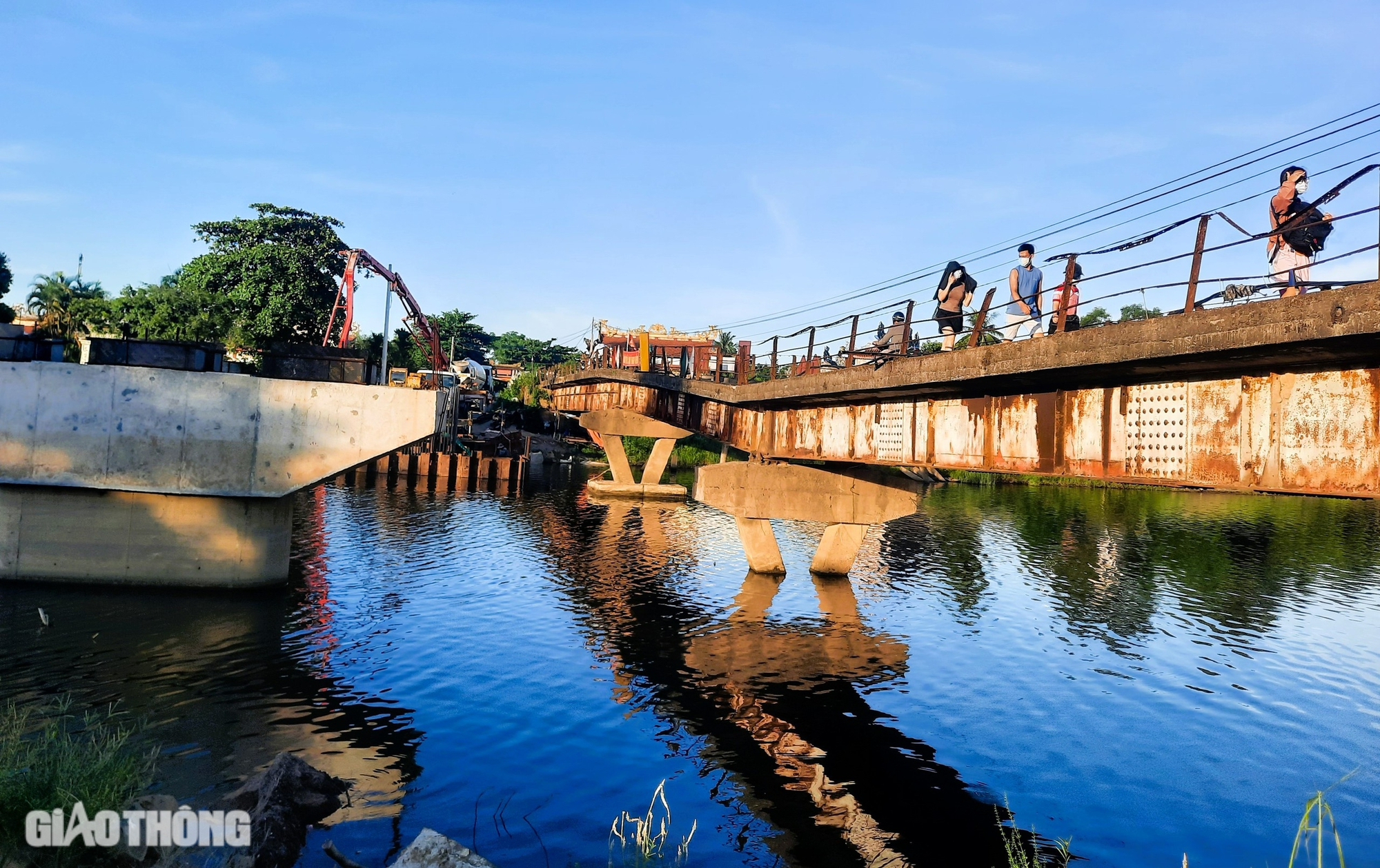 Cầu mới thay cầu cũ bị l&uacute;n v&otilde;ng cả m&eacute;t ở Quảng Trị ho&agrave;n th&agrave;nh trước 30/8- Ảnh 1.