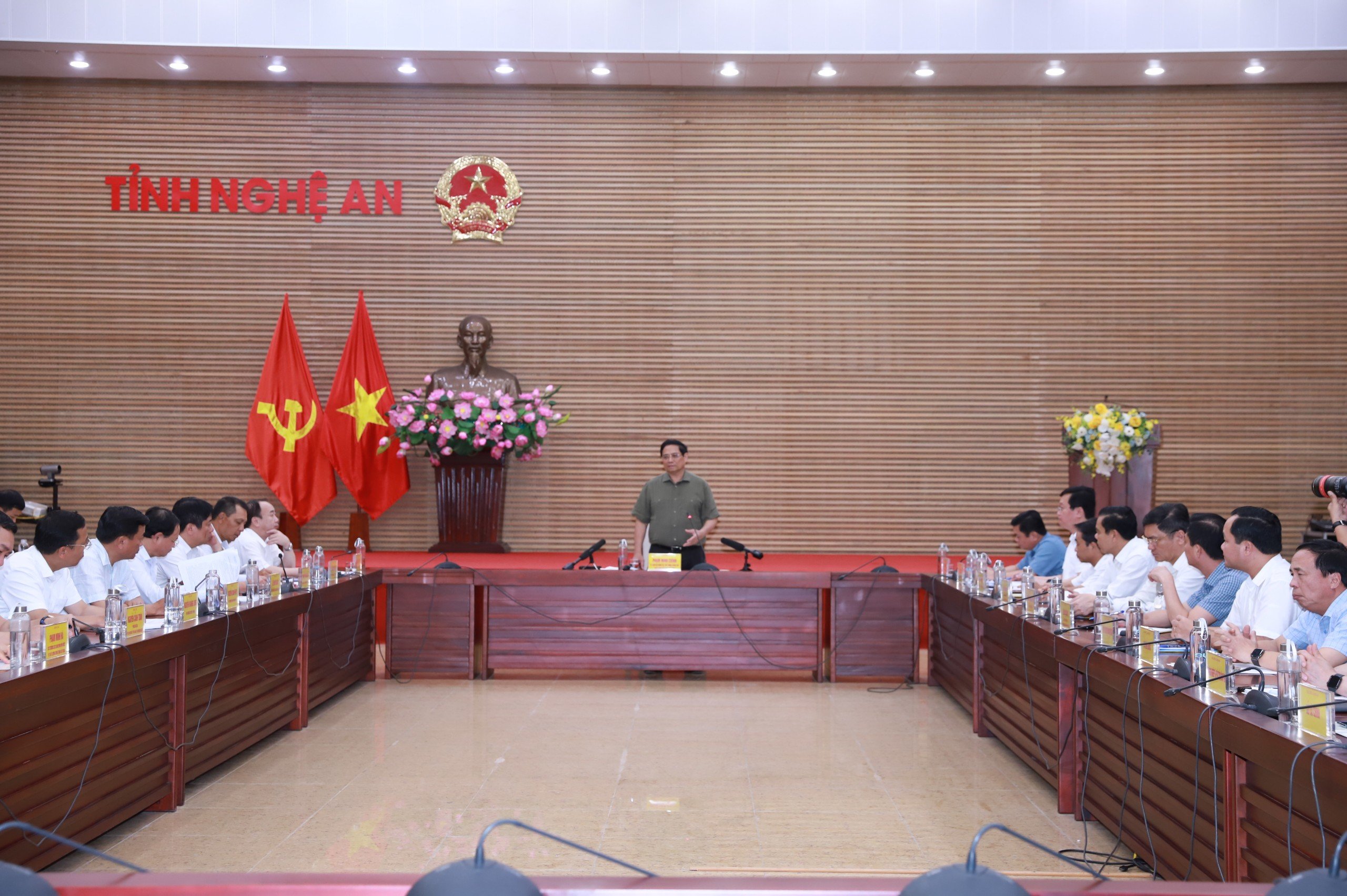 Thủ tướng phát động đợt thi đua cao điểm hoàn thành đường dây 500kV- Ảnh 5. Thủ tướng phát động đợt thi đua cao điểm hoàn thành đường dây 500kV- Ảnh 5.