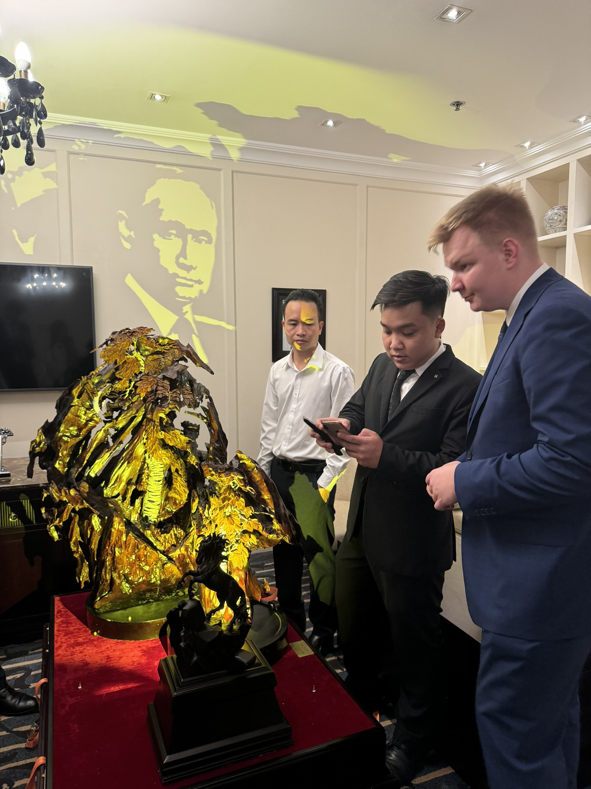 Chuyện chưa kể phía sau món quà Tổng bí thư chọn tặng Tổng thống Nga Vladimir Putin- Ảnh 6. Chuyện chưa kể phía sau món quà Tổng bí thư chọn tặng Tổng thống Nga Vladimir Putin- Ảnh 6.